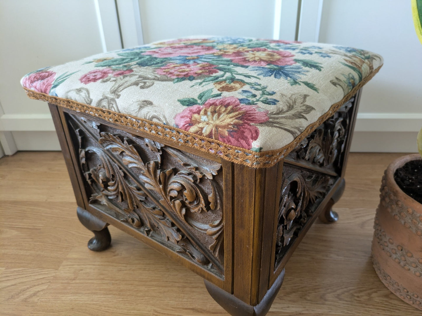 VTG ANTIQUE STYLE HEAVILY CARVED SEWING BOX STOOL SANDERSON UPHOLSTERED STORAGE