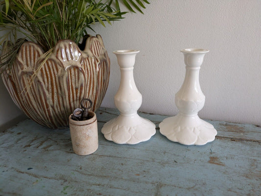 Pair VTG White COALPORT OCEANSIDE Fine Bone China Candlesticks Shell Design Vgc 