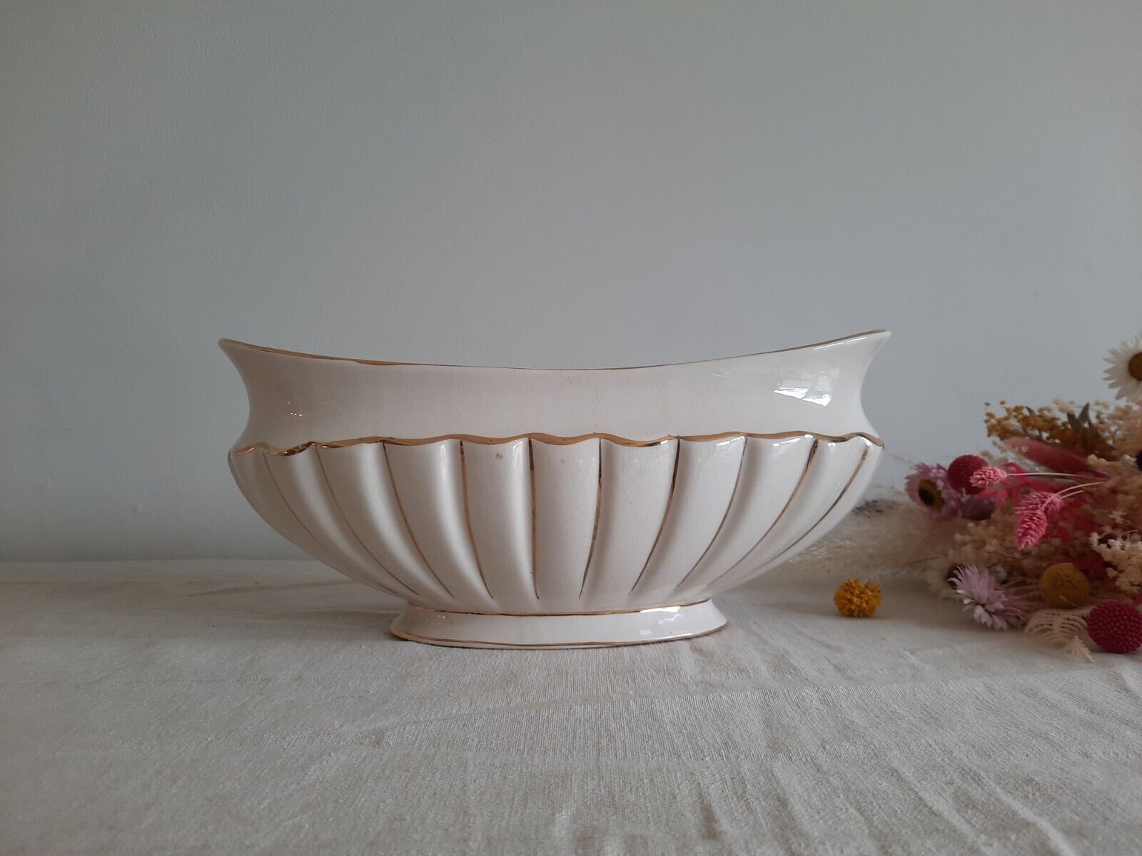 Shell Patterned Oval Mantle Vase White 1940's Pottery Gilt Retro Vintage Florist
