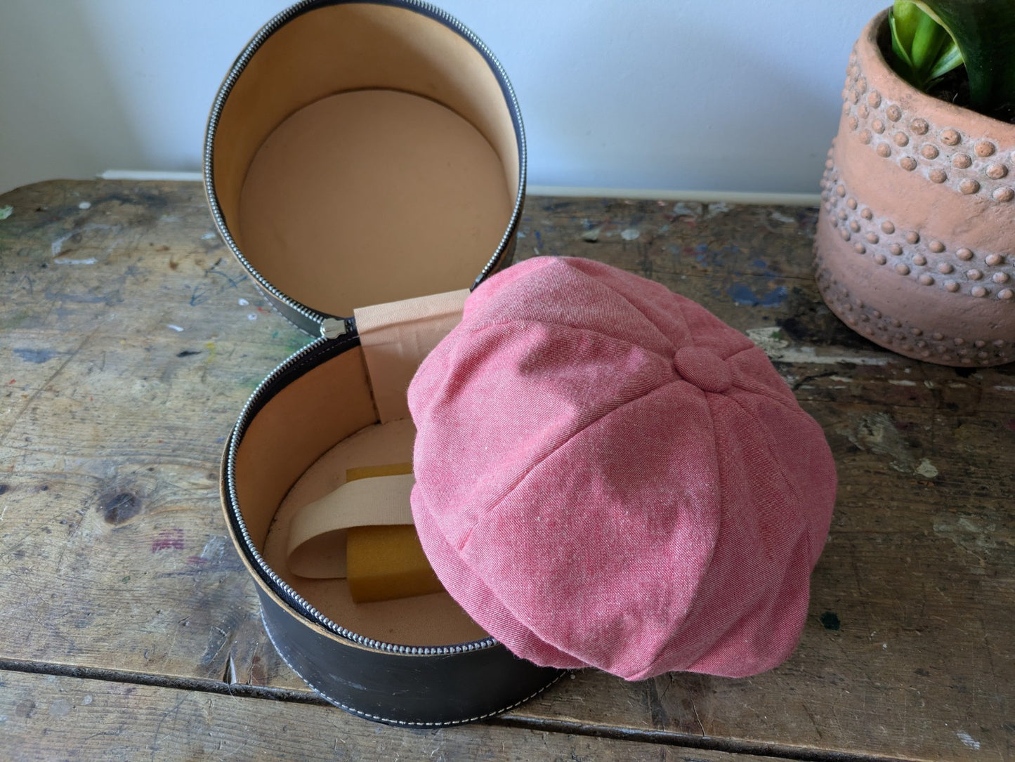 Vintage Art Deco Zip Black Vinyl Hat Case Newspaper Baker Boy Hat Salmon Pink Vg