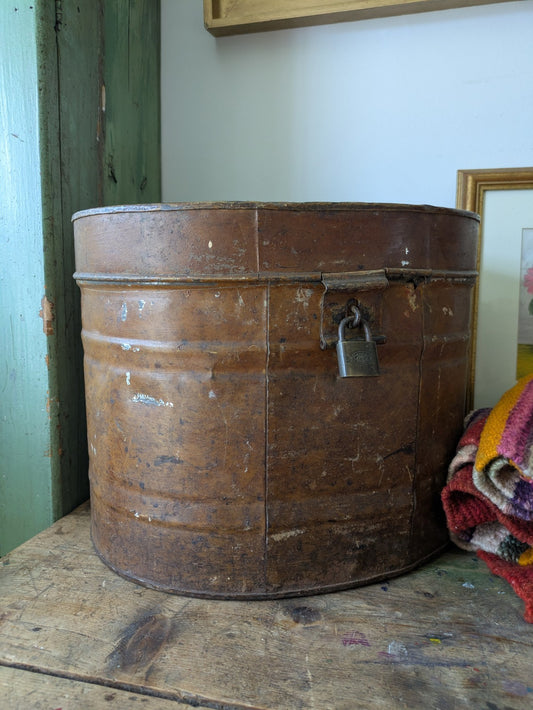 ANTIQUE EARLY 19TH CENTURY HAT BOX VINTAGE RUSTIC IRON LUGGAGE BOX WITH LOCK KEY