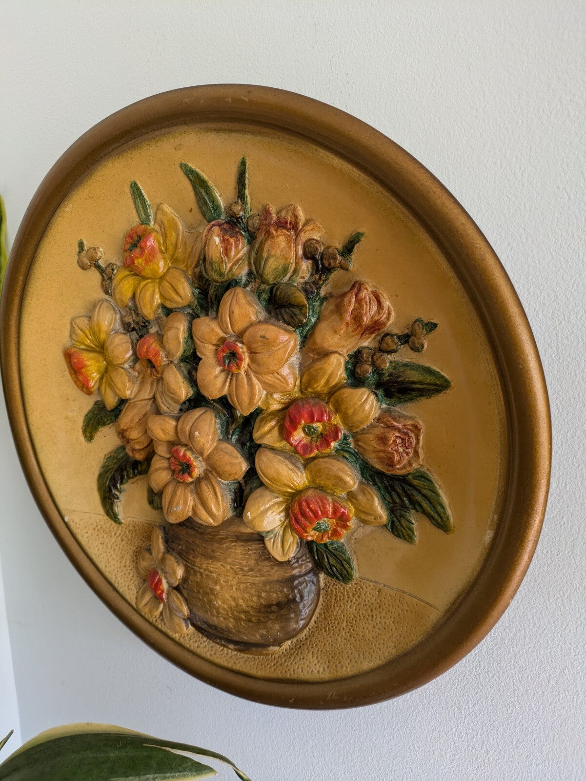 VTG 30s 37.4cm Gold Floral Hand Painted Chalkware Plaque 3D Plate Daffodils Vgc