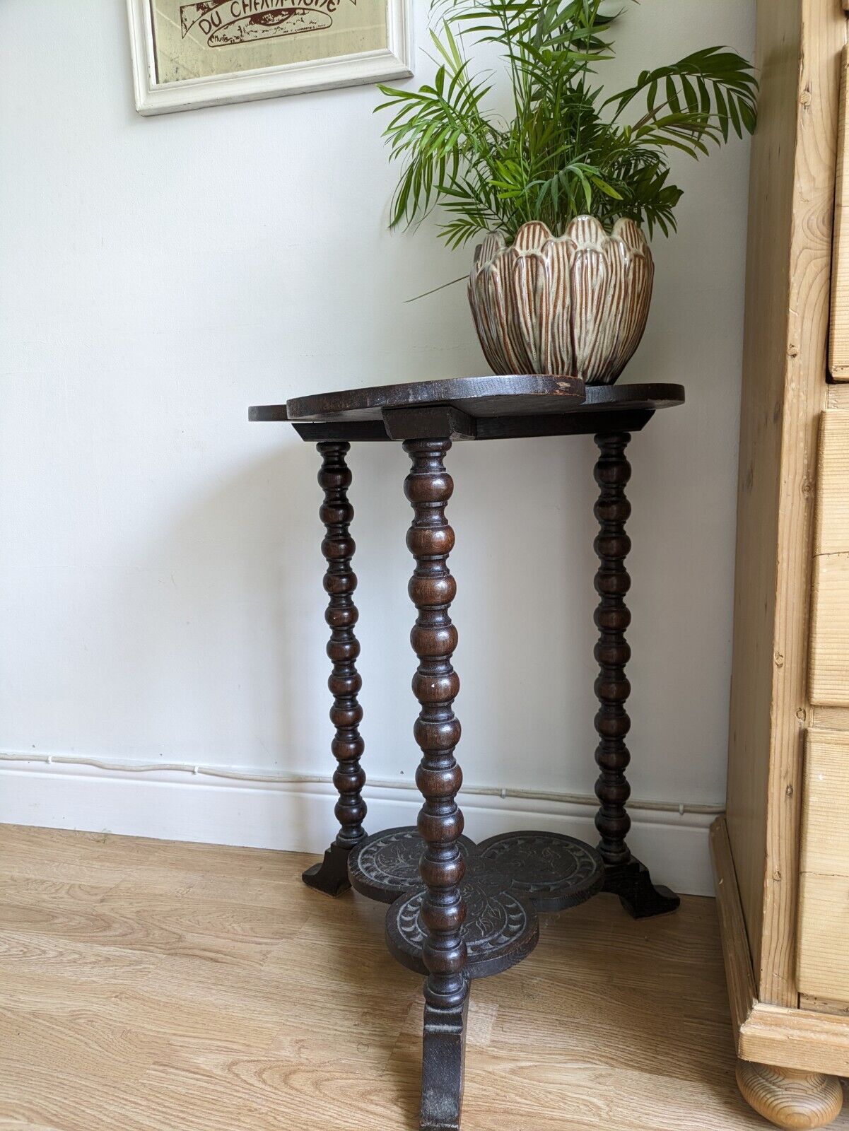 ANTIQUE IRISH DARK OAK SHAMROCK TABLE CLOVER CARVED BOBBIN TRIPOD THREE LEG VTG
