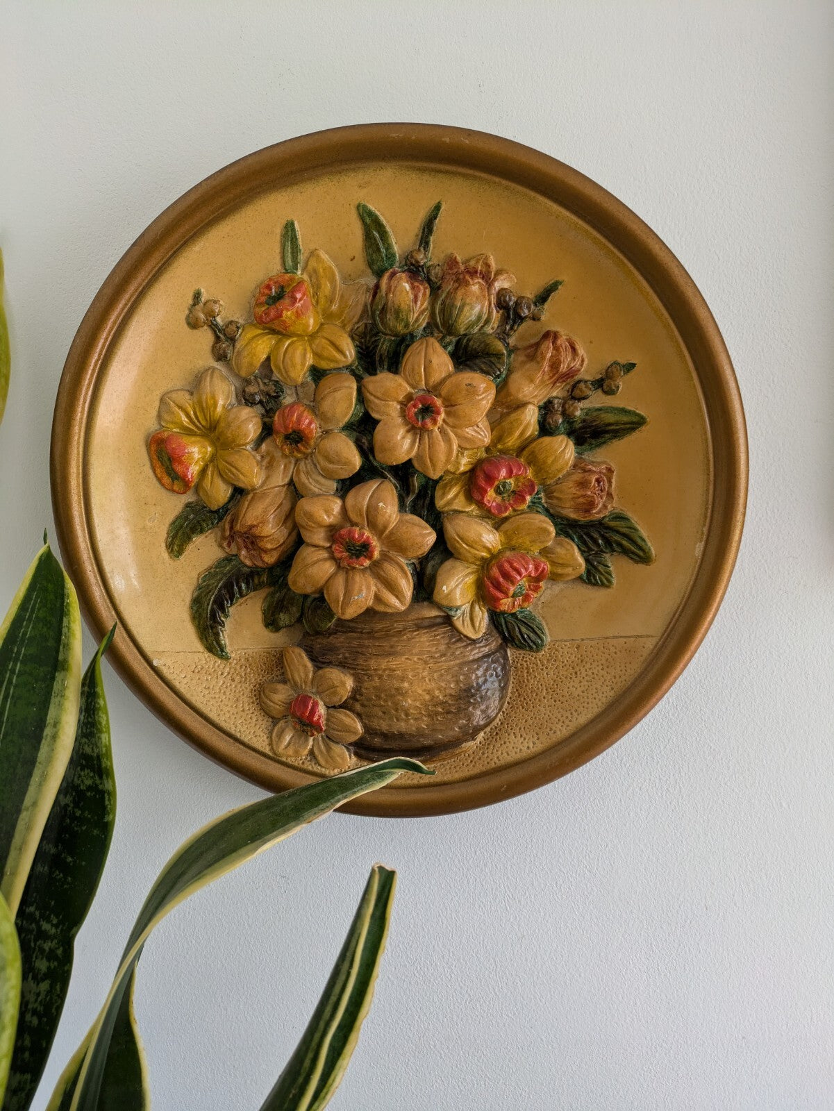 VTG 30s 37.4cm Gold Floral Hand Painted Chalkware Plaque 3D Plate Daffodils Vgc