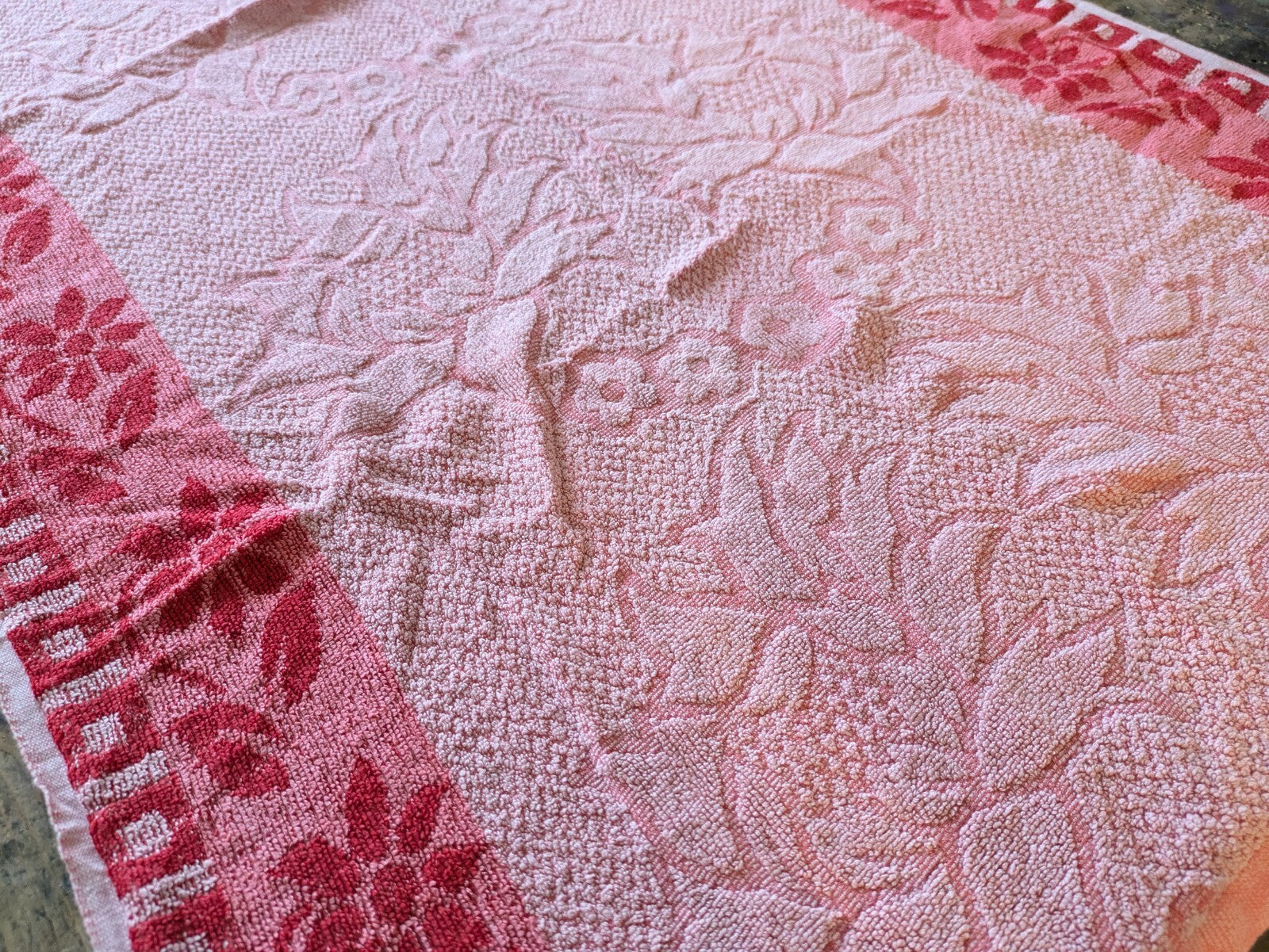 1 Vintage Towel Floral Red Retro Bath bathroom prop Midcentury Pink Cotton Old