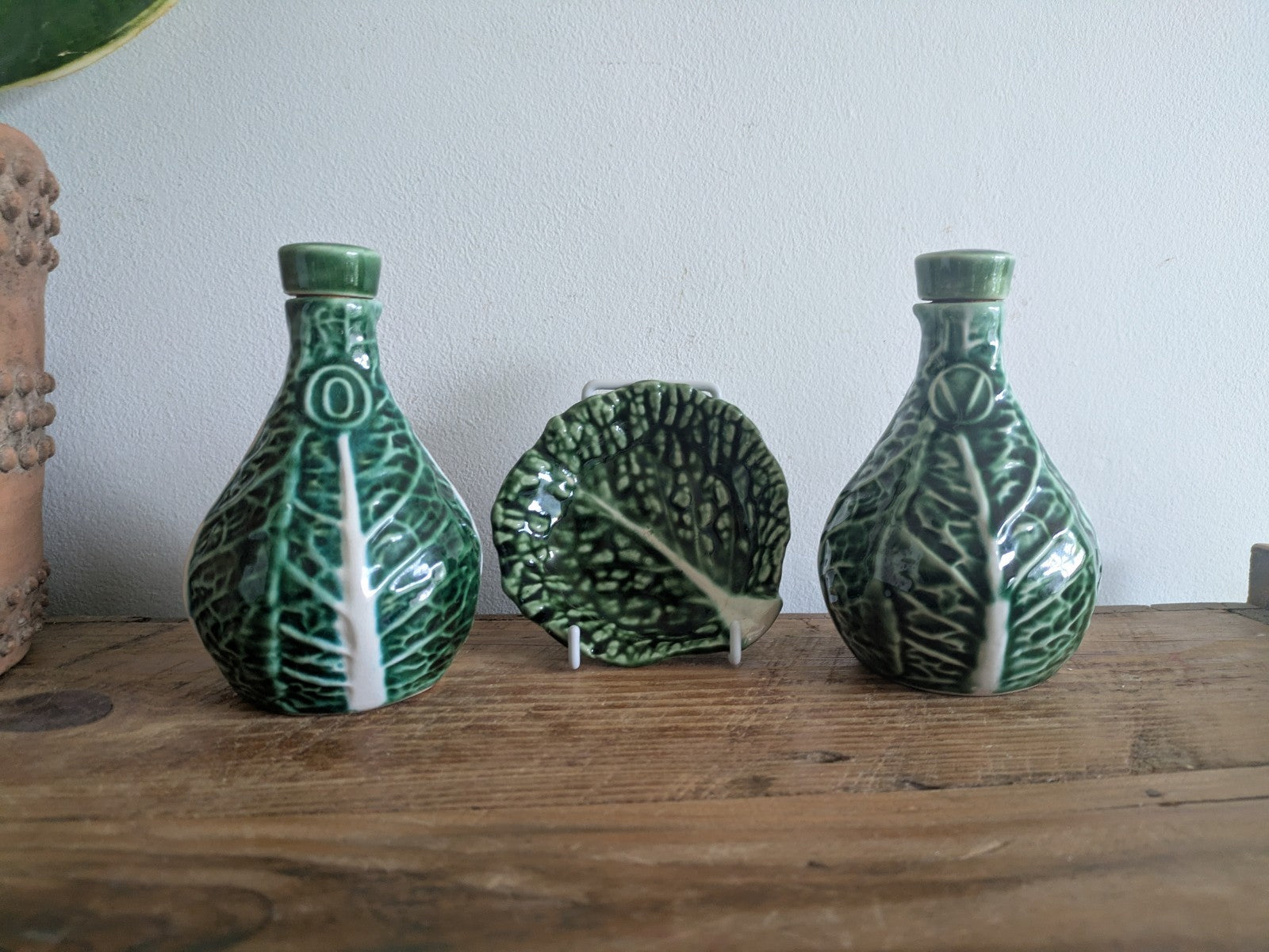 RARE Oil Aioli & Vinegar Cruet Plate Ceramic Green Cabbage Leaf Design Portugal