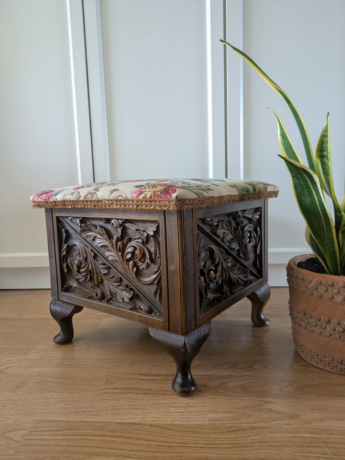 VTG ANTIQUE STYLE HEAVILY CARVED SEWING BOX STOOL SANDERSON UPHOLSTERED STORAGE
