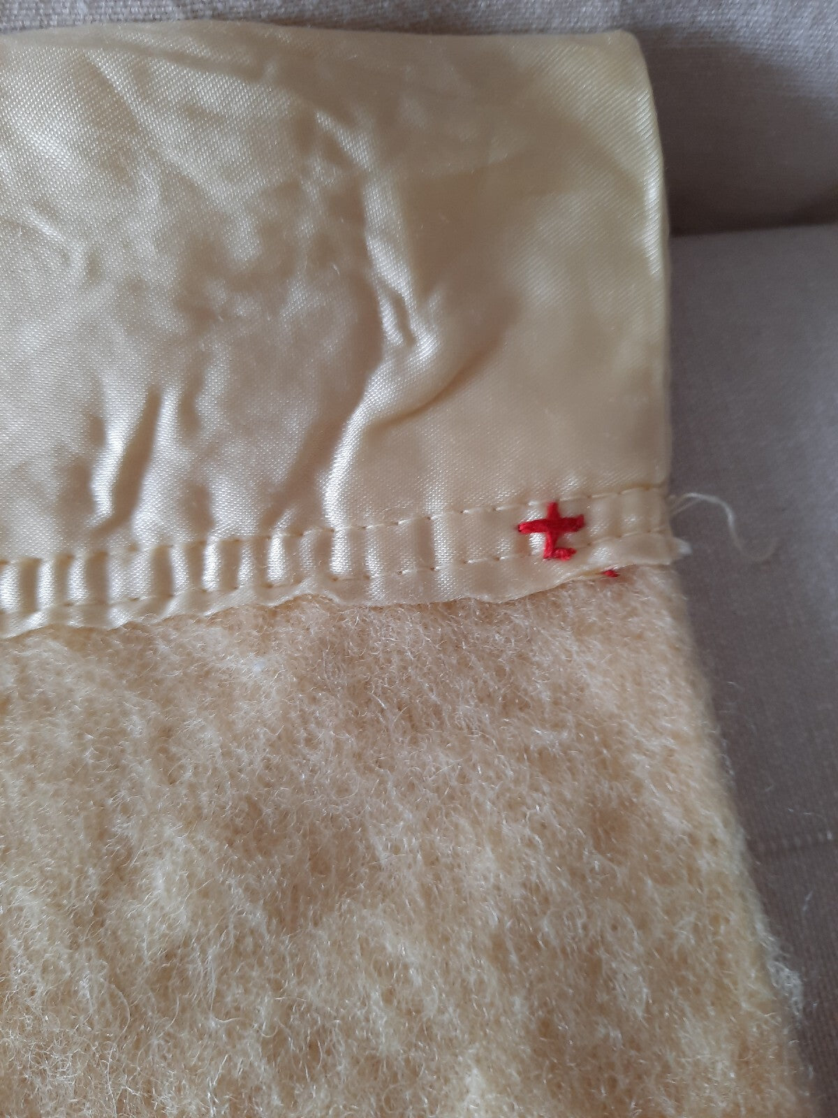 Vintage Wool creamy yellow winter Blanket 177cm x 228cm retro Warm Throw prop 