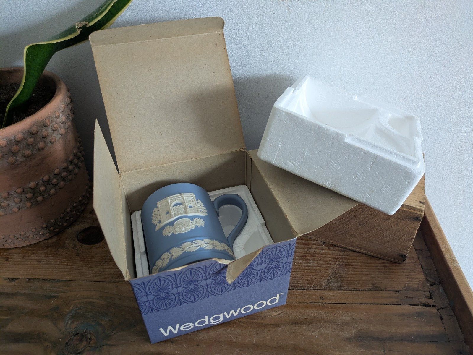 NEW Boxed Wedgwood Christmas Mug 1981 Marble Arch Jasper (Pale Blue) Vintage 