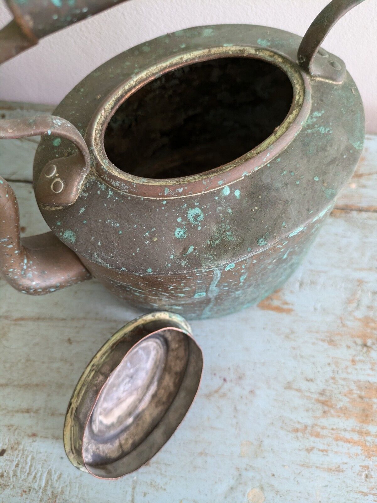 ANTIQUE 19TH C COPPER KETTLE IN ORIGINAL CONDITION PATINA PROP TV FILM DECOR OLD
