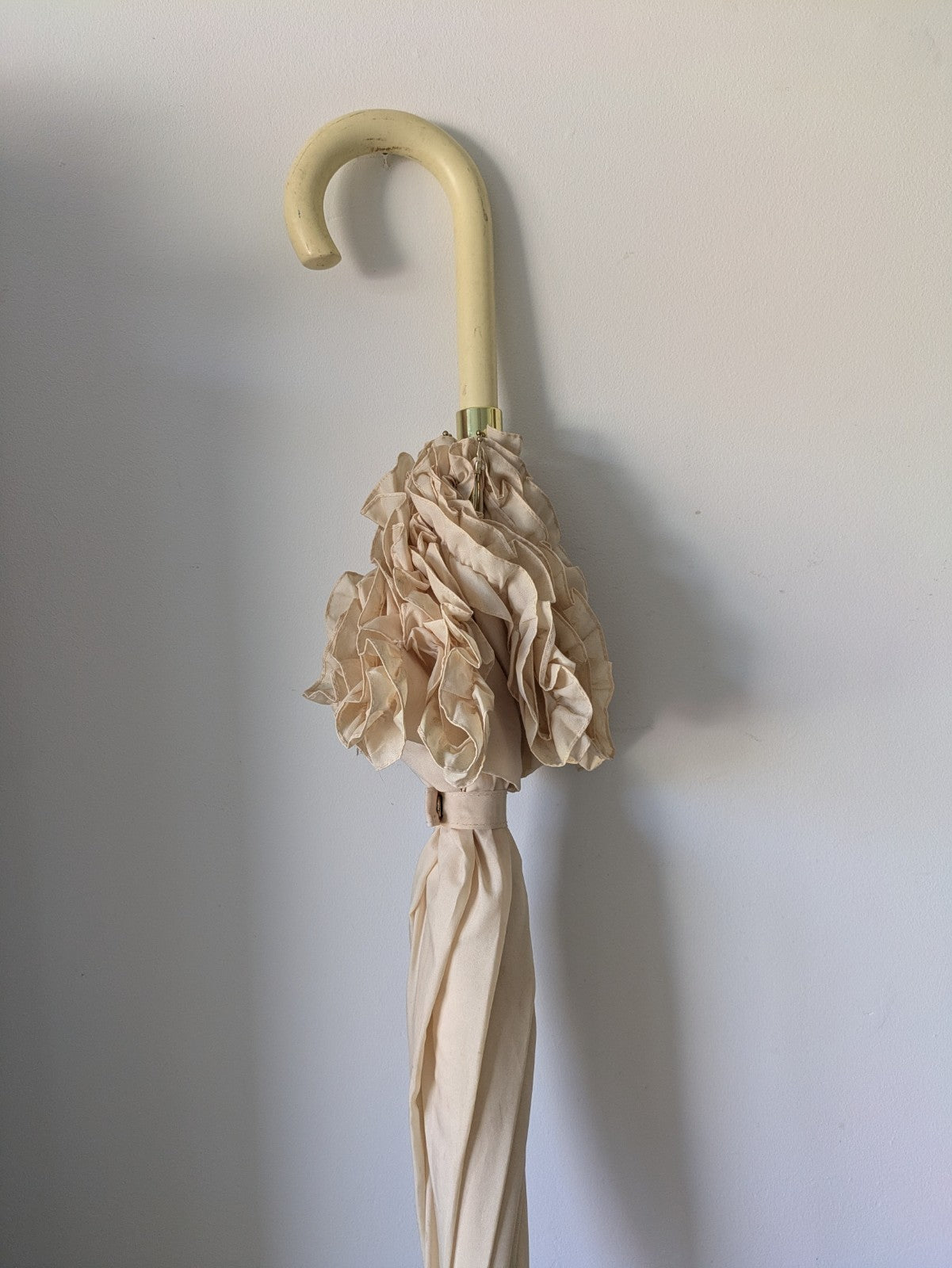 VTG Cream Ruffle Umbrella White Ruffled Parasol Nylon Wood Handle Frilly Prop 