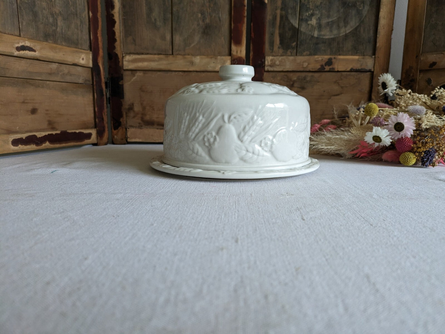 VTG XL White Embossed Harvest Fruit Ceramic Cheese Cake Dome Cloche Cover +Plate
