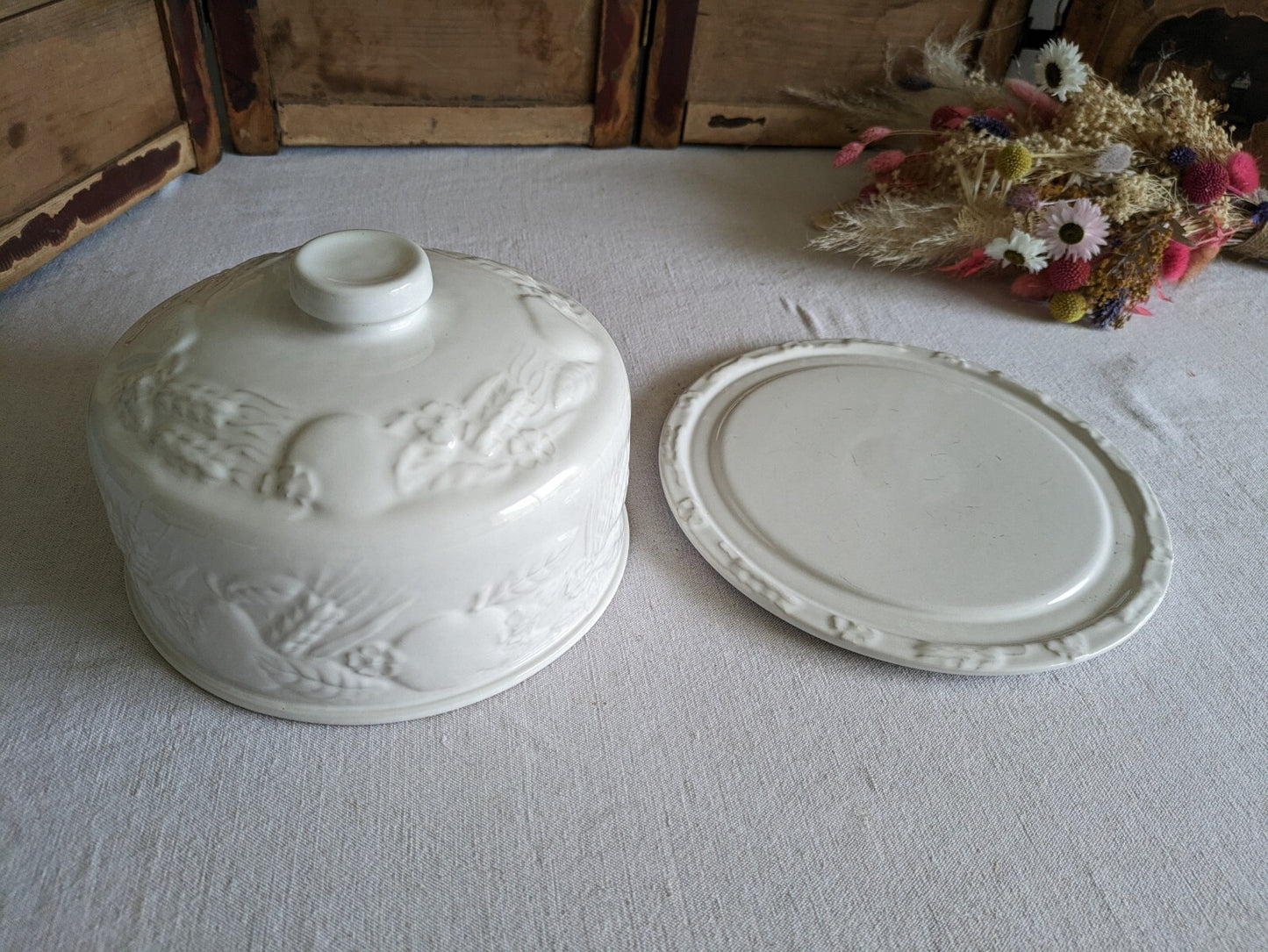 VTG XL White Embossed Harvest Fruit Ceramic Cheese Cake Dome Cloche Cover +Plate
