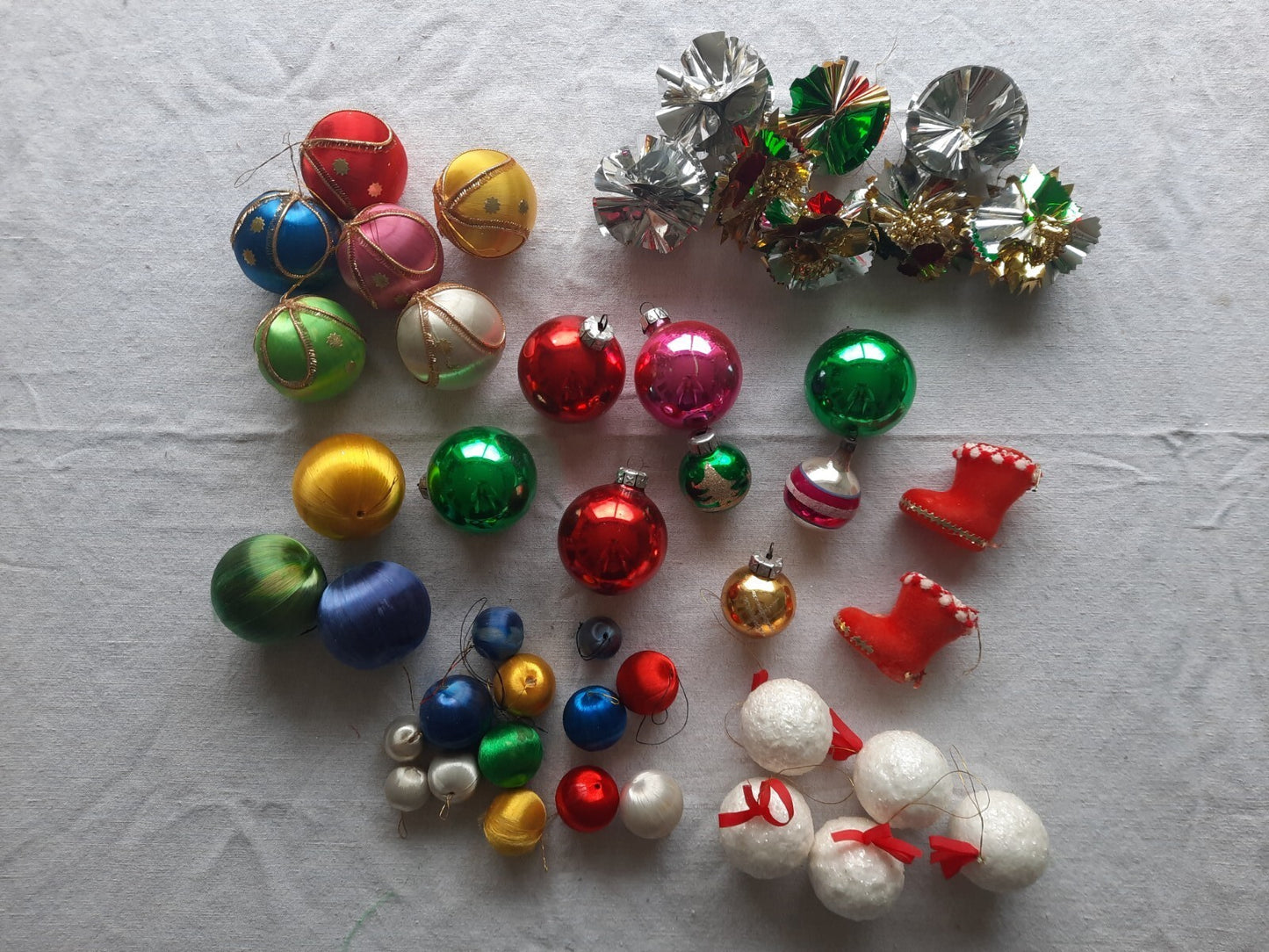 40 Silk GLASS VINTAGE foil RETRO CHRISTMAS BAUBLES Kitsch Xmas Tree Decorations