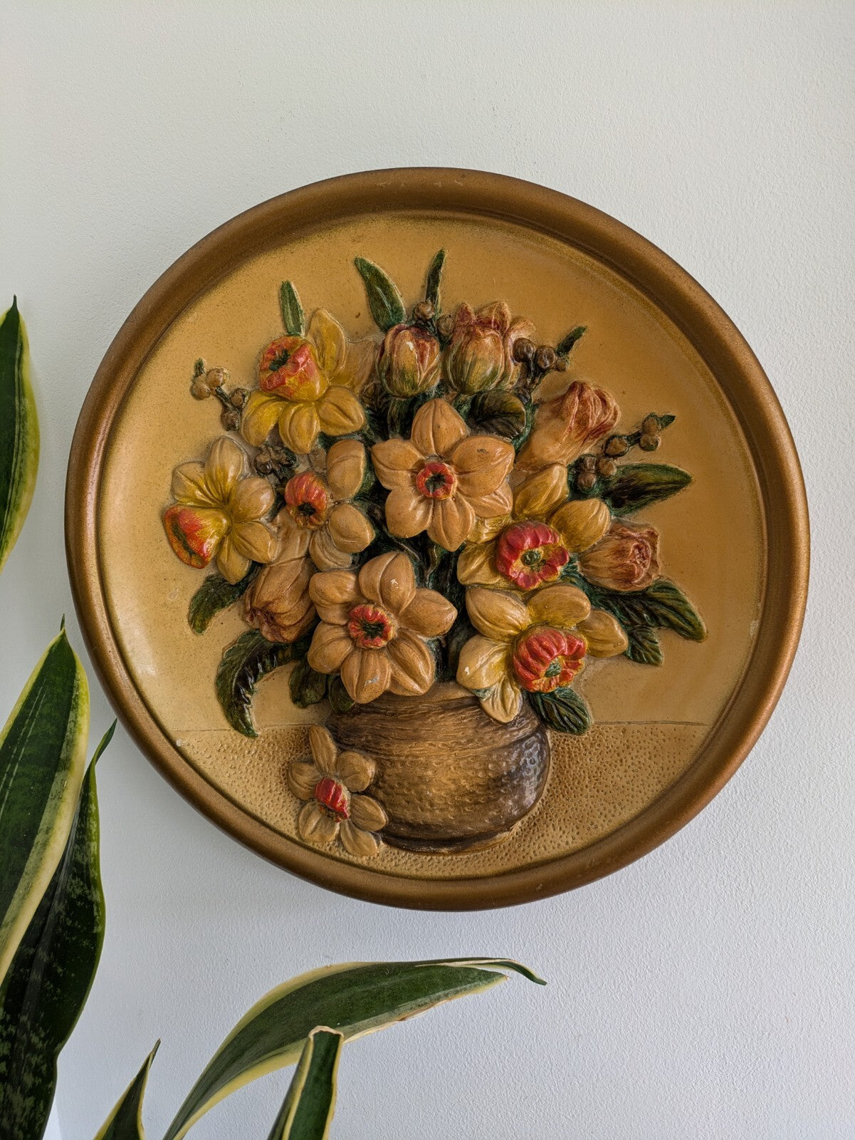 VTG 30s 37.4cm Gold Floral Hand Painted Chalkware Plaque 3D Plate Daffodils Vgc