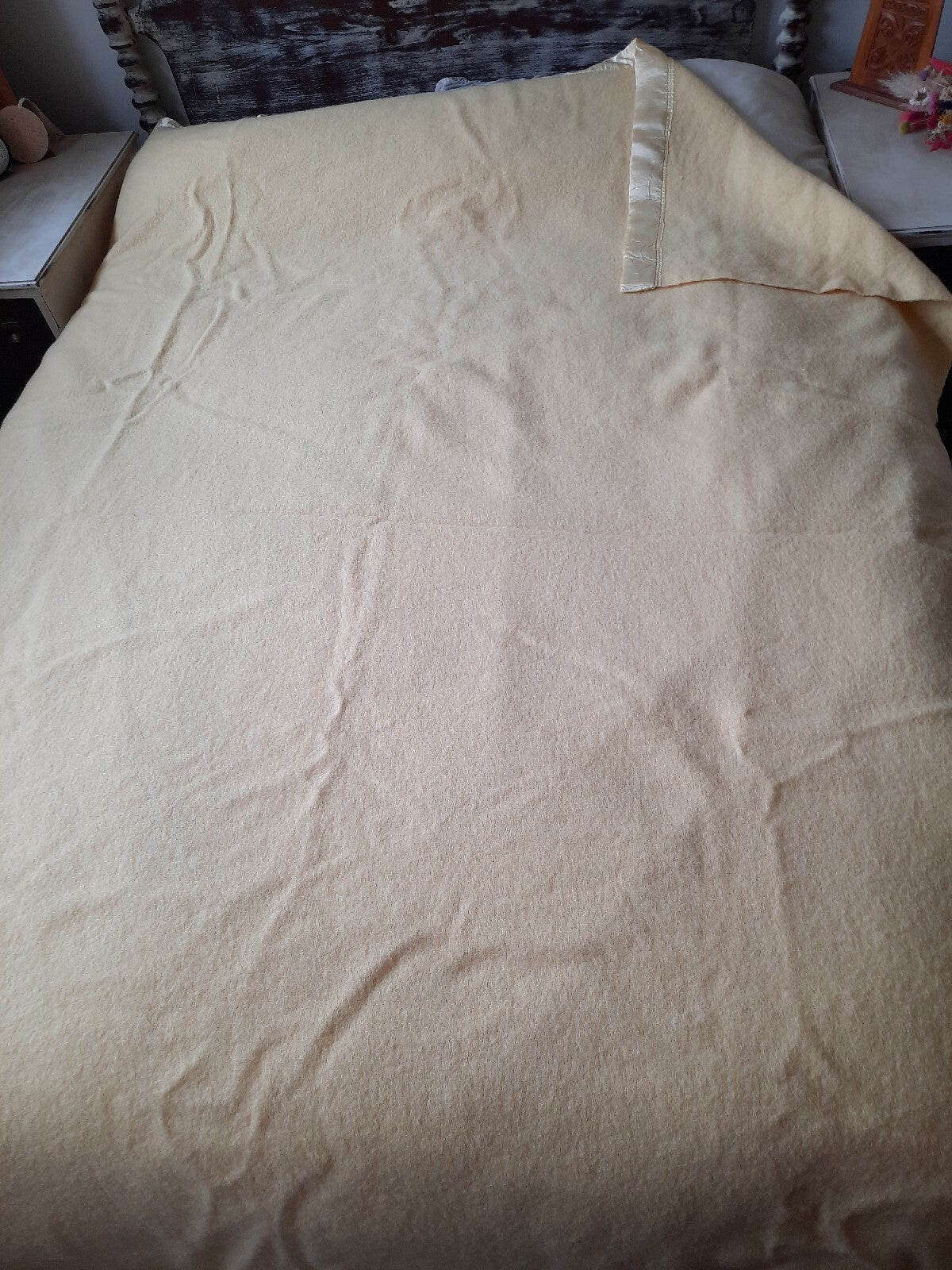 Vintage Wool creamy yellow winter Blanket 177cm x 228cm retro Warm Throw prop 