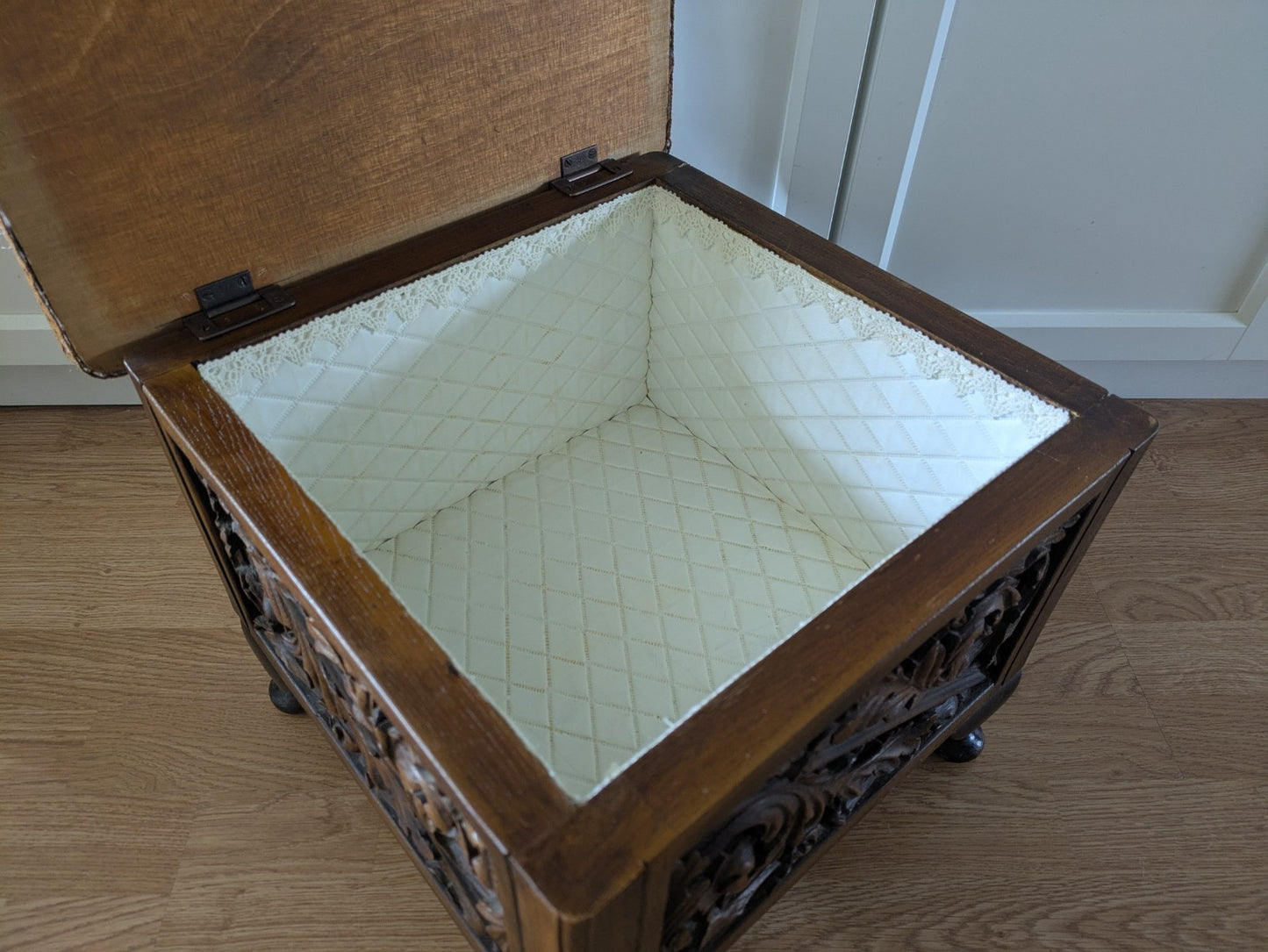 VTG ANTIQUE STYLE HEAVILY CARVED SEWING BOX STOOL SANDERSON UPHOLSTERED STORAGE