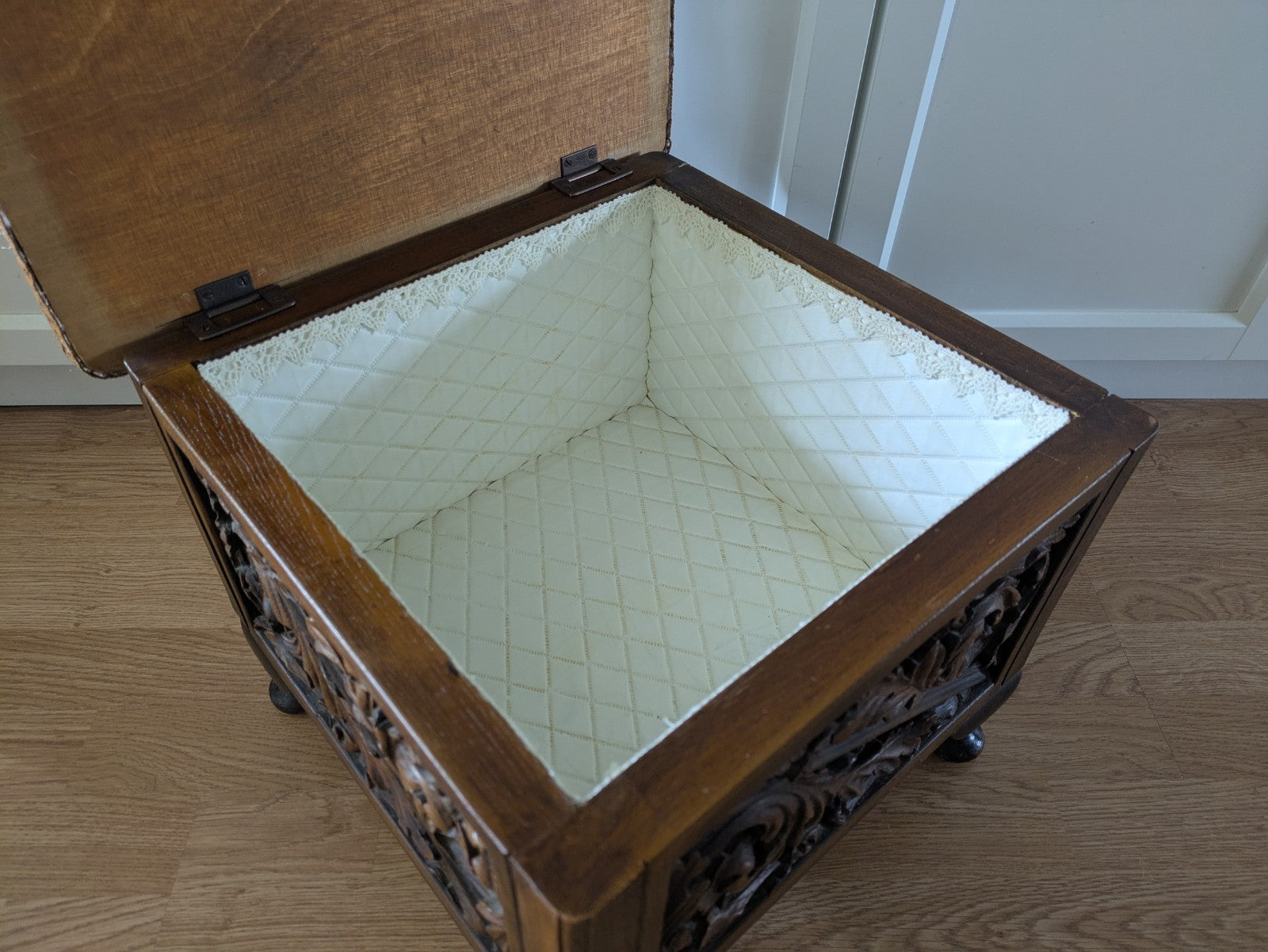 VTG ANTIQUE STYLE HEAVILY CARVED SEWING BOX STOOL SANDERSON UPHOLSTERED STORAGE