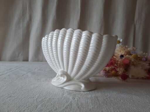 Falcon England Model 513 Shell Patterned Oval Mantle Vase White 1940's Pottery 