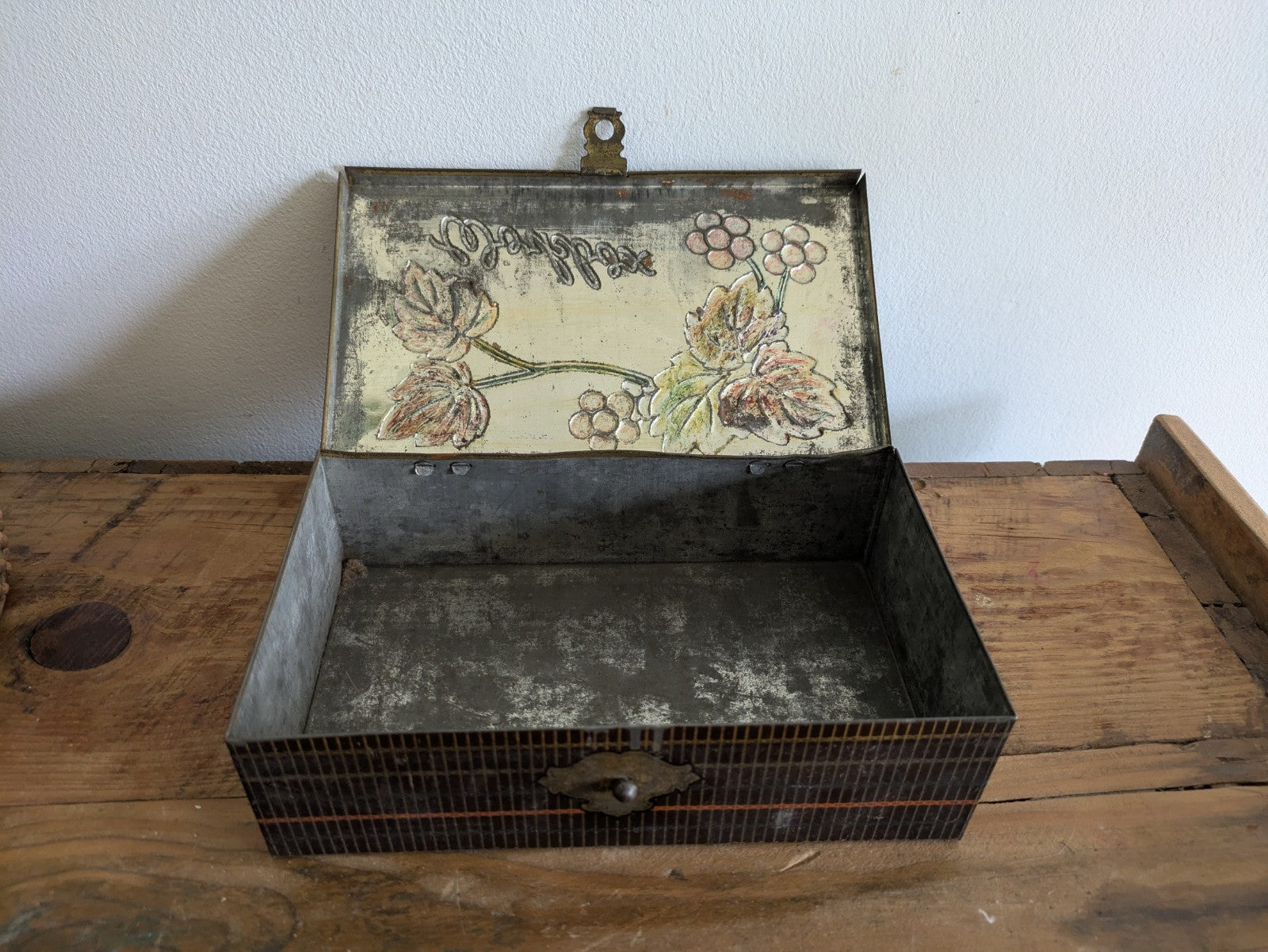 Vintage Tin Geo Bassett Workbox Leaves And Berries Sewing Tin Box Craft Storage 