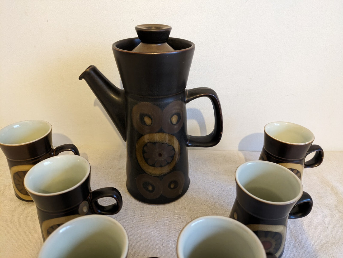 7 PIECE DENBY ARABESQUE 70s TABLEWARE COFFEE POT SET MUGS 1960S SMARKAND POTTERY