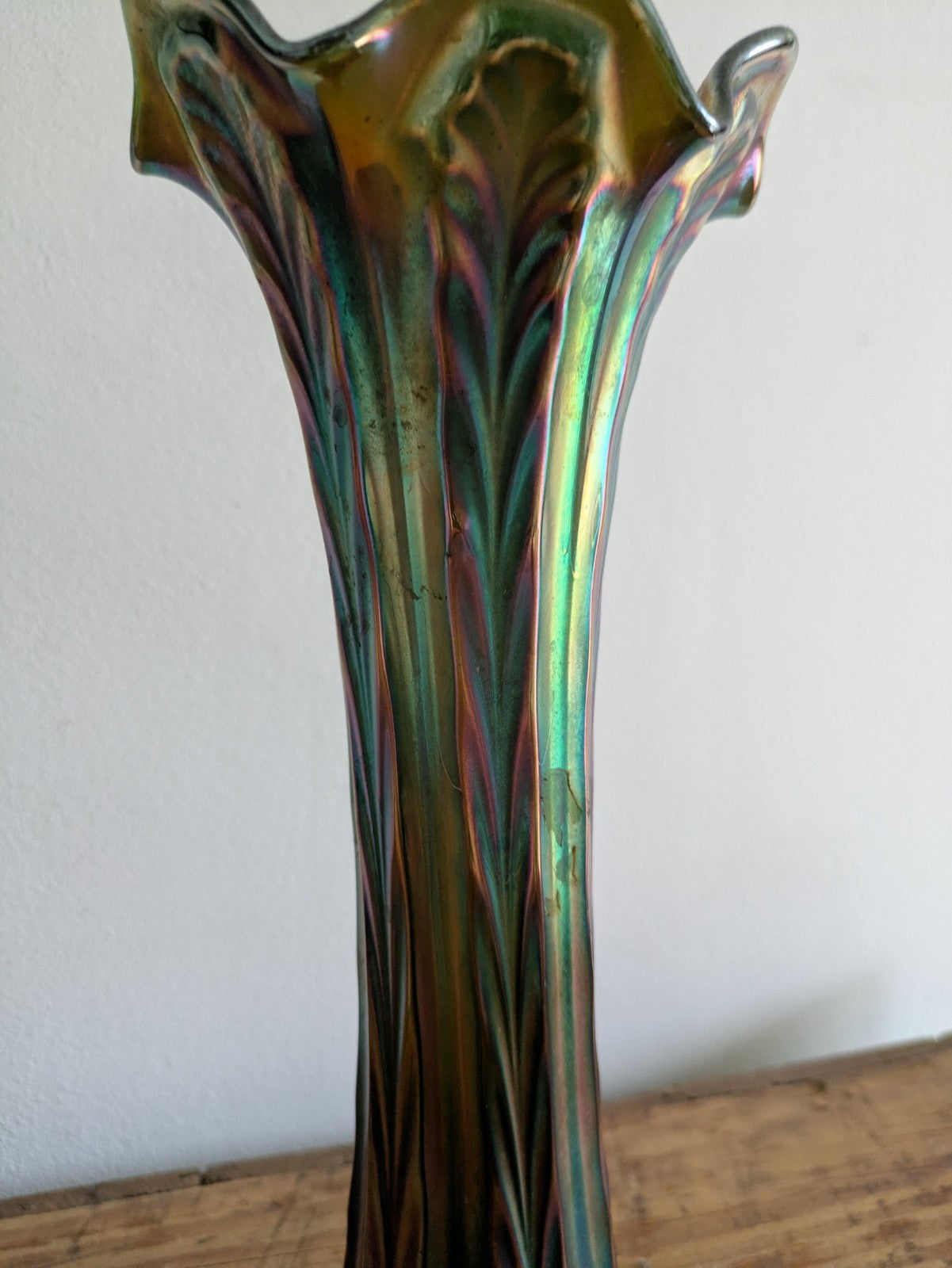 FENTON PLUME PANELS FEATHER GREEN CARNIVAL GLASS VASE RUFFLE RIM 1940S SWUNG VGC