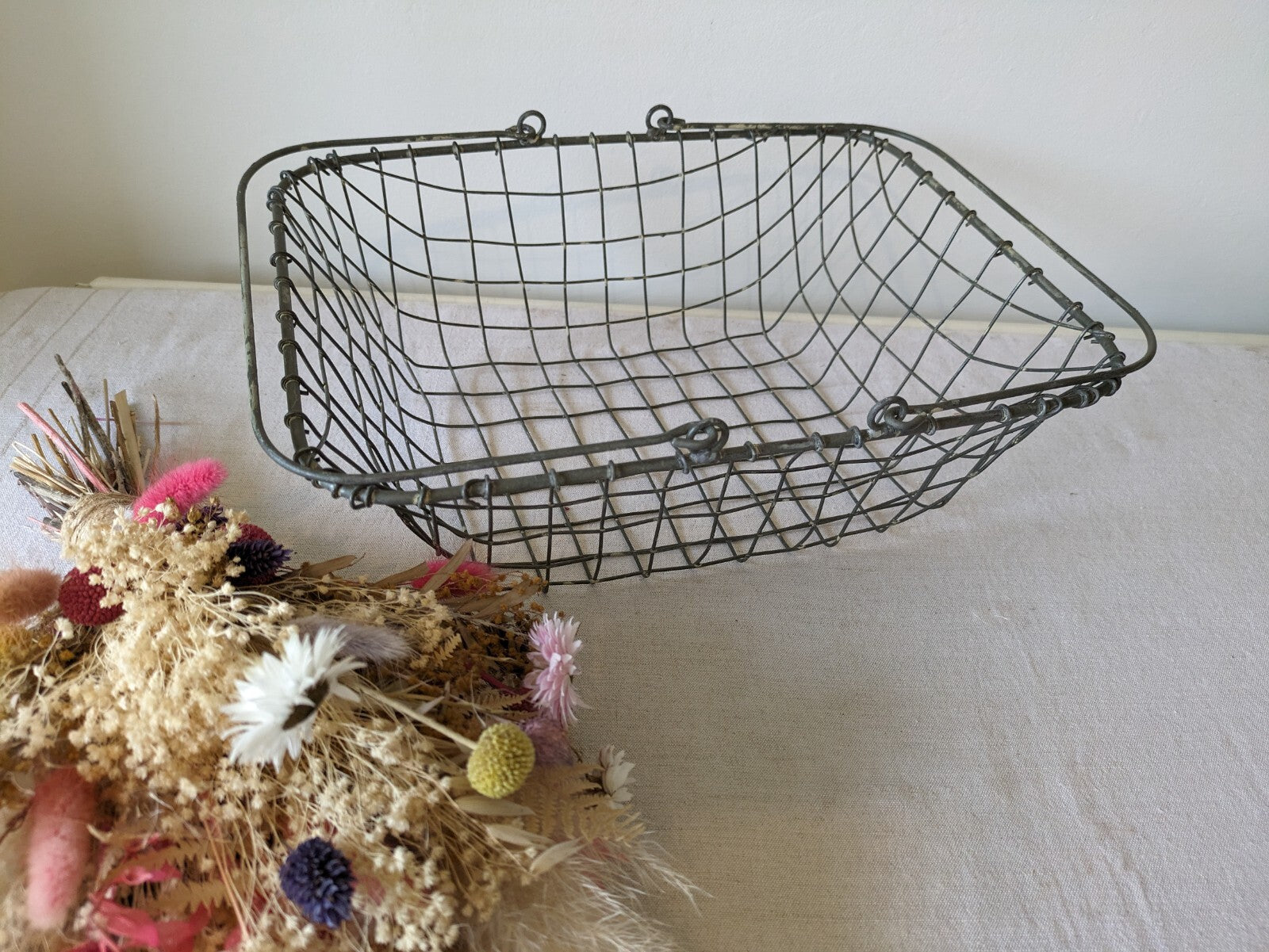 RETRO vtg 70s Metal wire shopping STORAGE BIN PROP FILM BASKET Handles Mesh Old