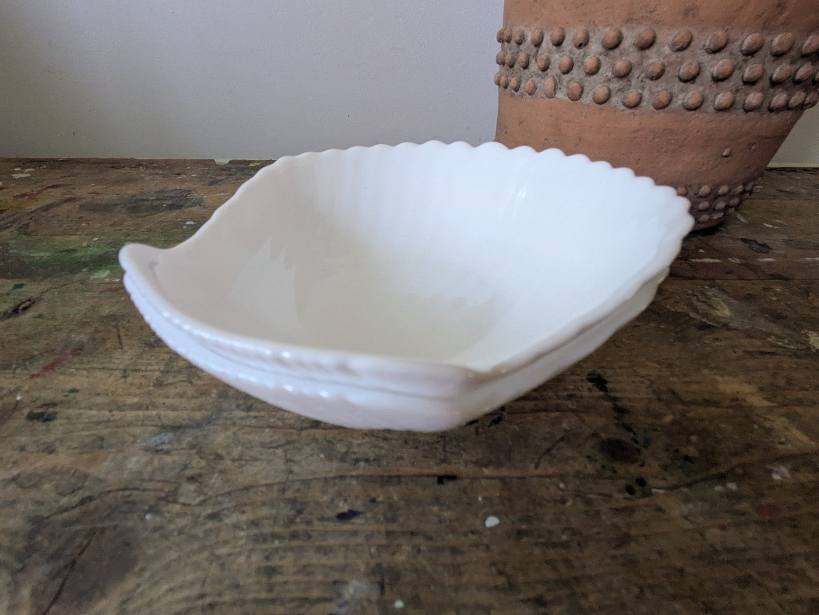 2x Arcoroc COQUILLAGE Style White glass Vtg Bowls Shell scalloped Clam Milk Vgc
