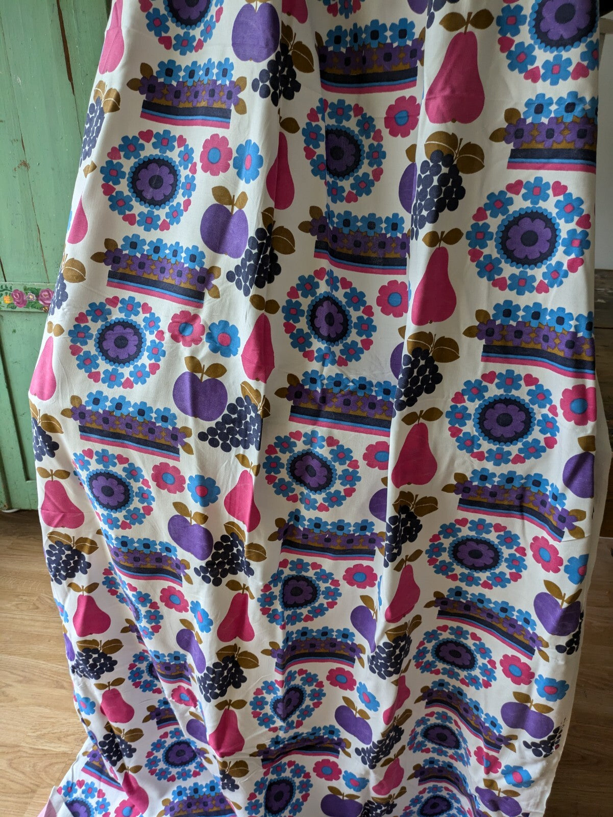 Cotton Fabric 2.27 METRES Material Grapes Fruit Purple Vintage Retro Floral Rare