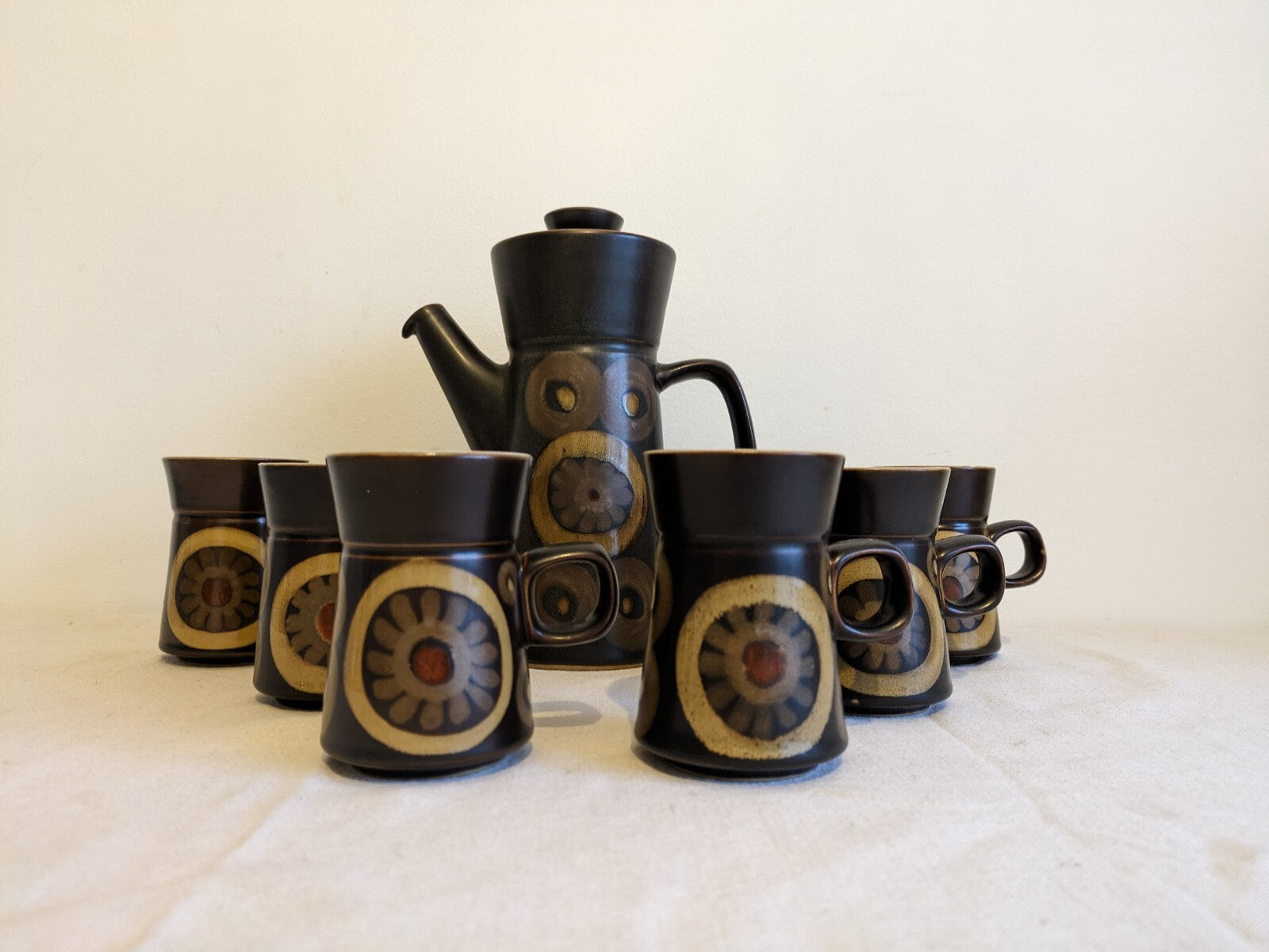7 PIECE DENBY ARABESQUE 70s TABLEWARE COFFEE POT SET MUGS 1960S SMARKAND POTTERY