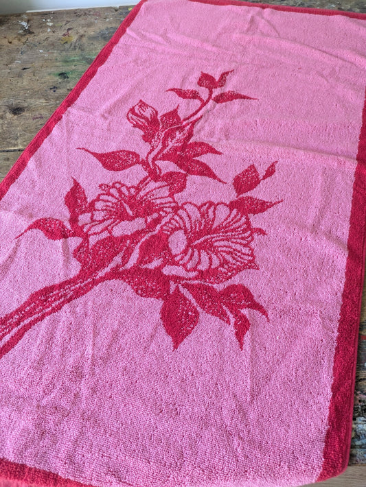 1x Vintage Towel Lily Flower Red Retro Bath bathroom prop Midcentury Cotton Vgc