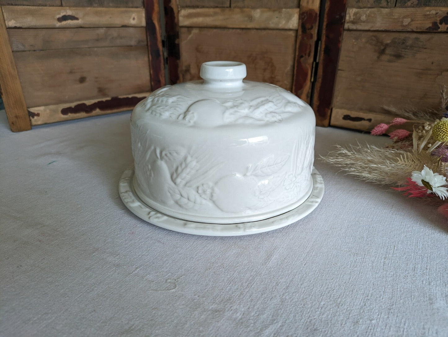 VTG XL White Embossed Harvest Fruit Ceramic Cheese Cake Dome Cloche Cover +Plate