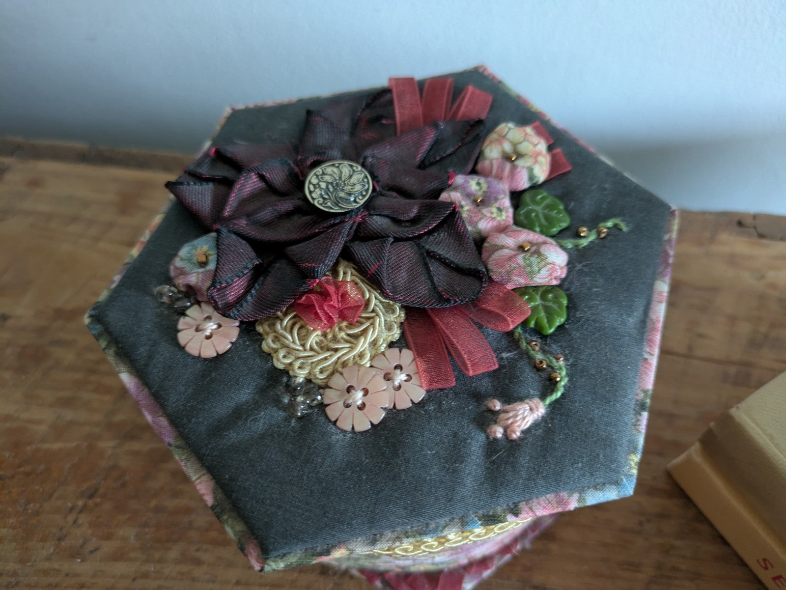 VTG Floral Fabric Covered Hexagonal Jewelry Storage Trinket Sewing Box w/Lid Vgc