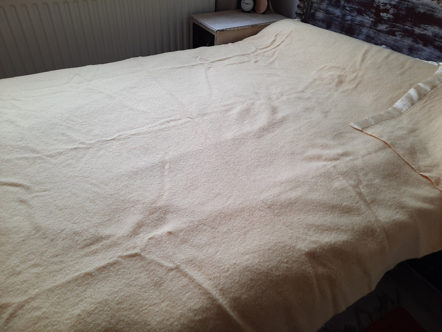Vintage Wool creamy yellow winter Blanket 177cm x 228cm retro Warm Throw prop 