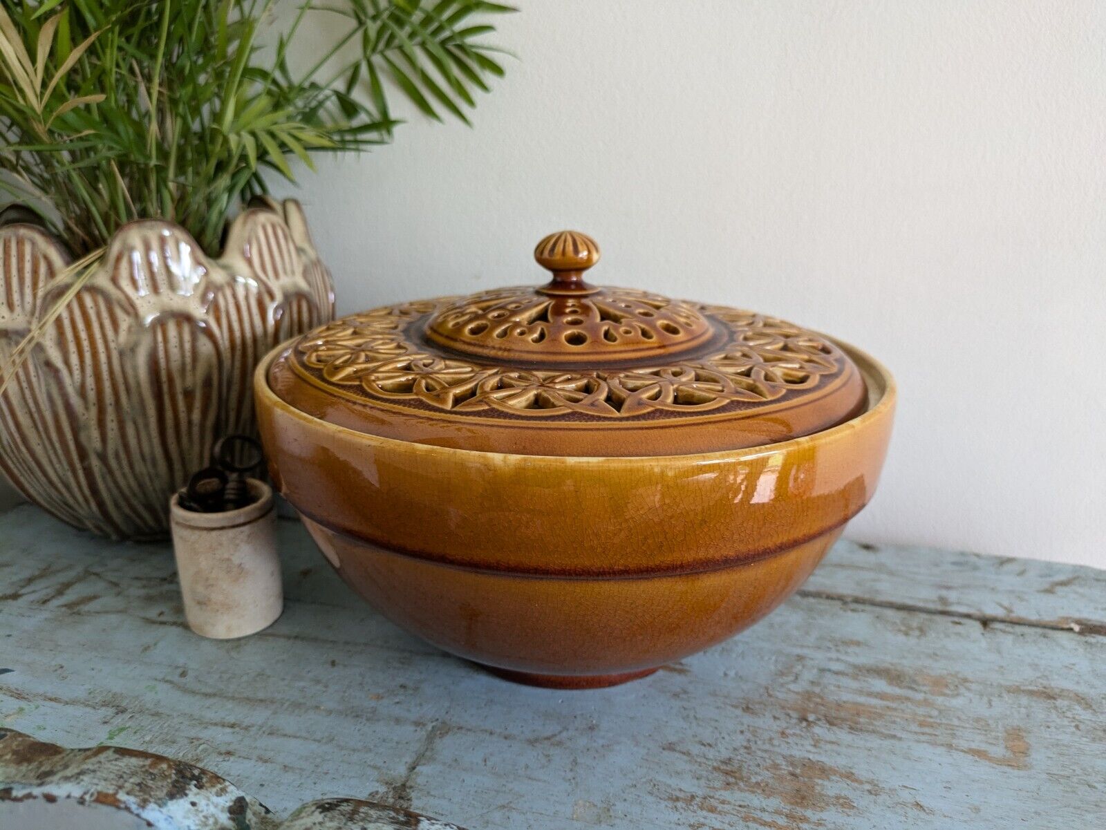 ANTIQUE LINTHORPE POTTERY CHRISTOPHER DRESSER no 1026 MUSTARD GLAZE LATTICE BOWL
