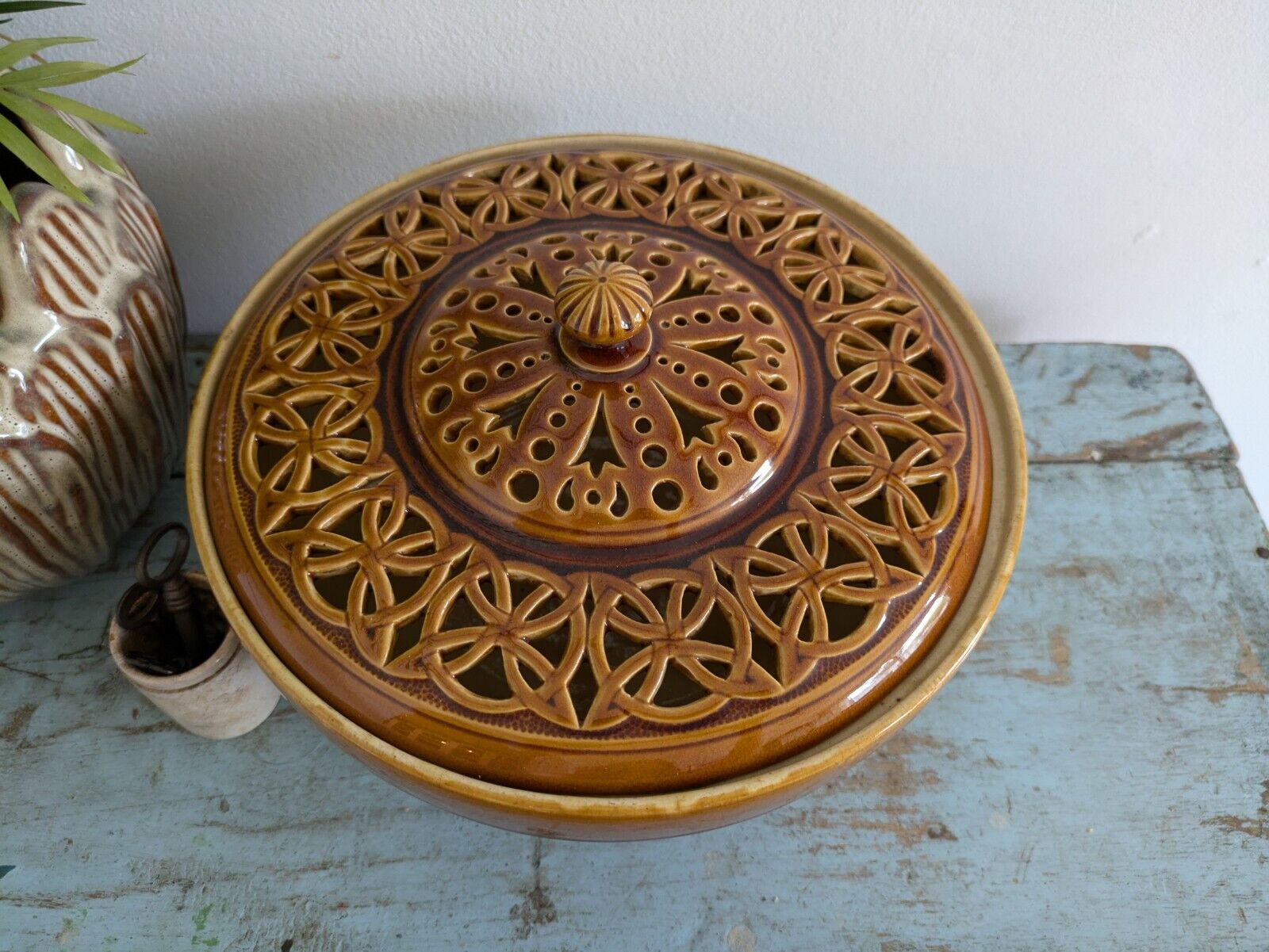 ANTIQUE LINTHORPE POTTERY CHRISTOPHER DRESSER no 1026 MUSTARD GLAZE LATTICE BOWL