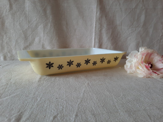Vintage Pyrex Gaiety Yellow Snowflake Deep Space Saver Dish Oblong Casserole old