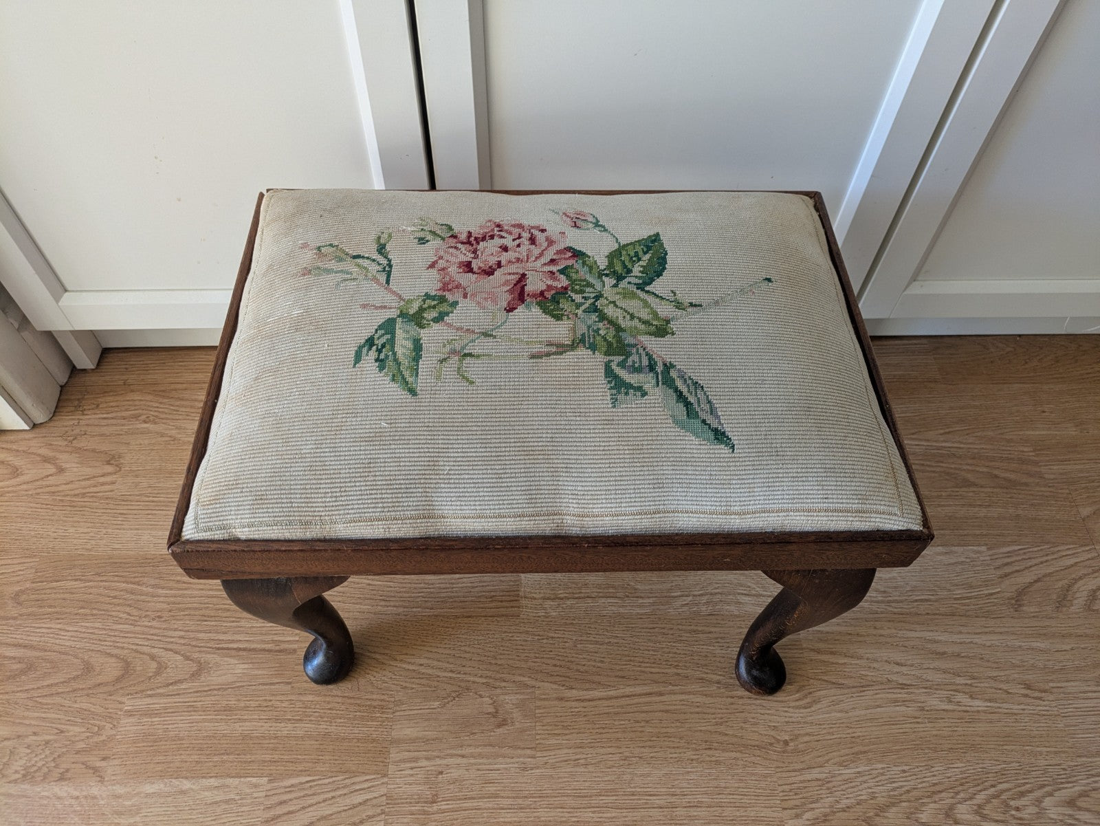 Victorian Queen Anne Leg Needlepoint Stool Rose Floral Seat Tapestry Antique Vtg