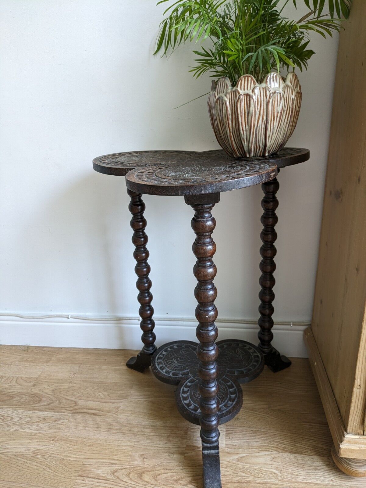 ANTIQUE IRISH DARK OAK SHAMROCK TABLE CLOVER CARVED BOBBIN TRIPOD THREE LEG VTG
