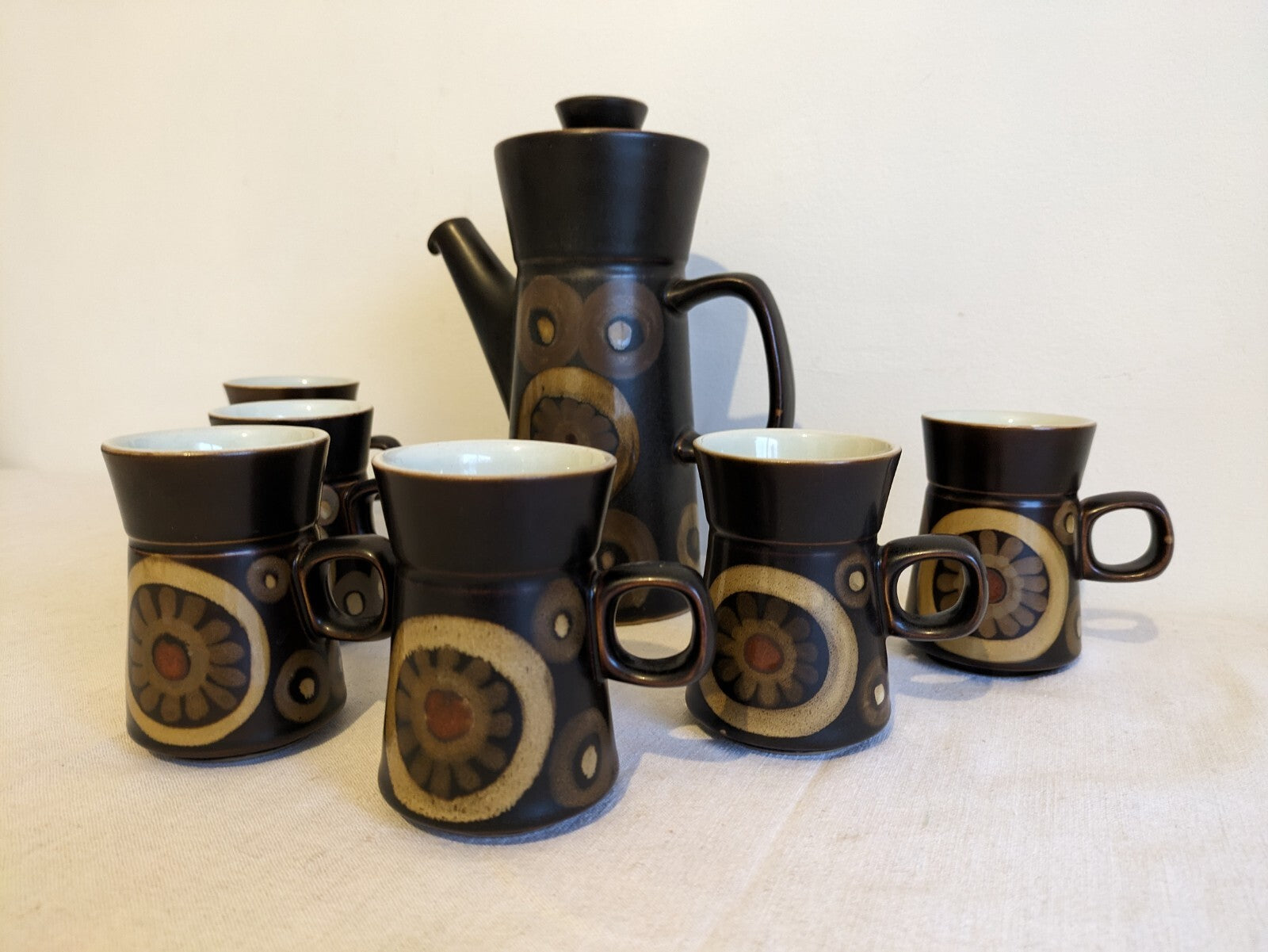 7 PIECE DENBY ARABESQUE 70s TABLEWARE COFFEE POT SET MUGS 1960S SMARKAND POTTERY