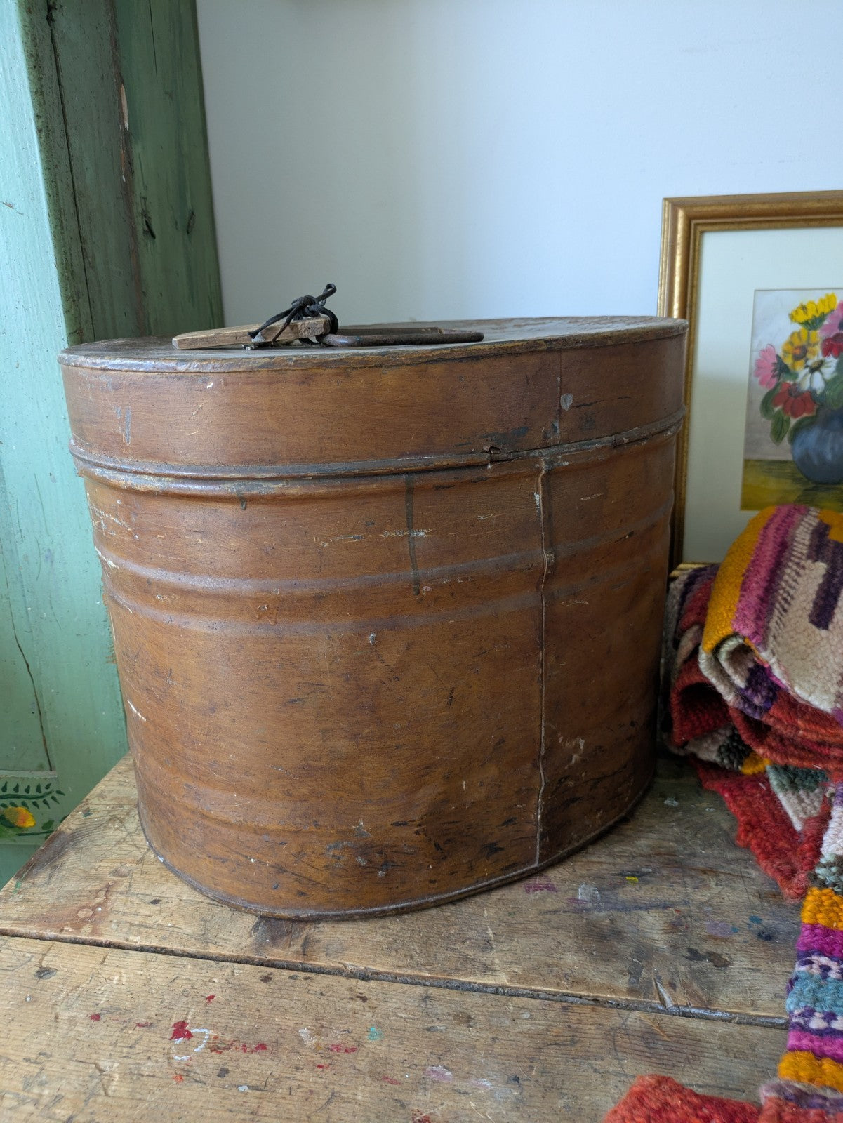 ANTIQUE EARLY 19TH CENTURY HAT BOX VINTAGE RUSTIC IRON LUGGAGE BOX WITH LOCK KEY