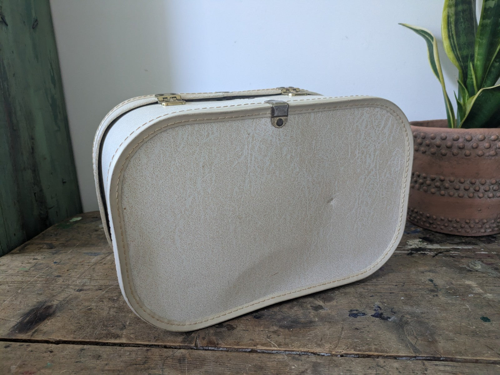 VINTAGE CREAM BEAUTY MAKEUP CASE VANITY CASE SUITCASE LUGGAGE HOLDALL RETRO PROP
