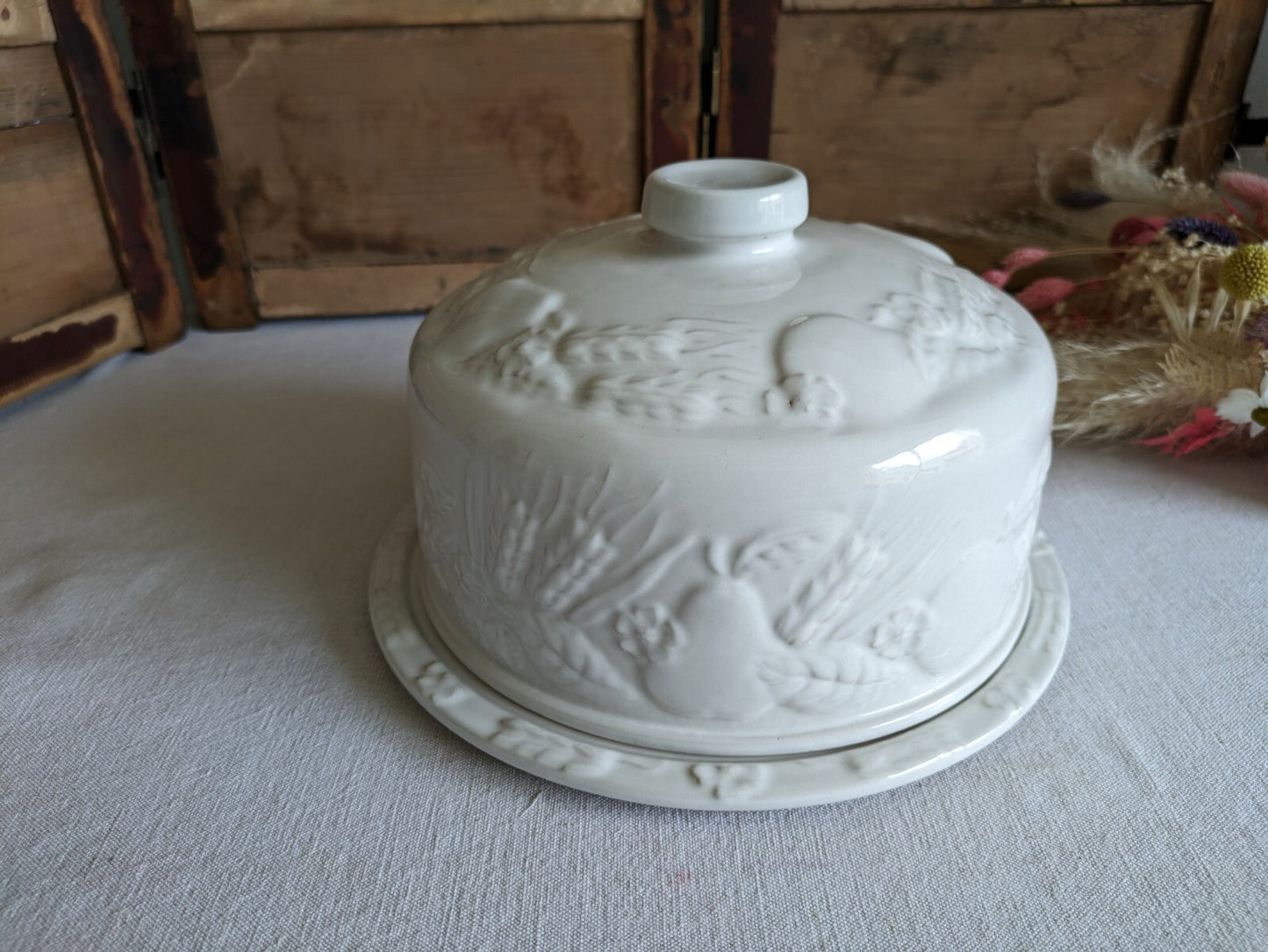 VTG XL White Embossed Harvest Fruit Ceramic Cheese Cake Dome Cloche Cover +Plate