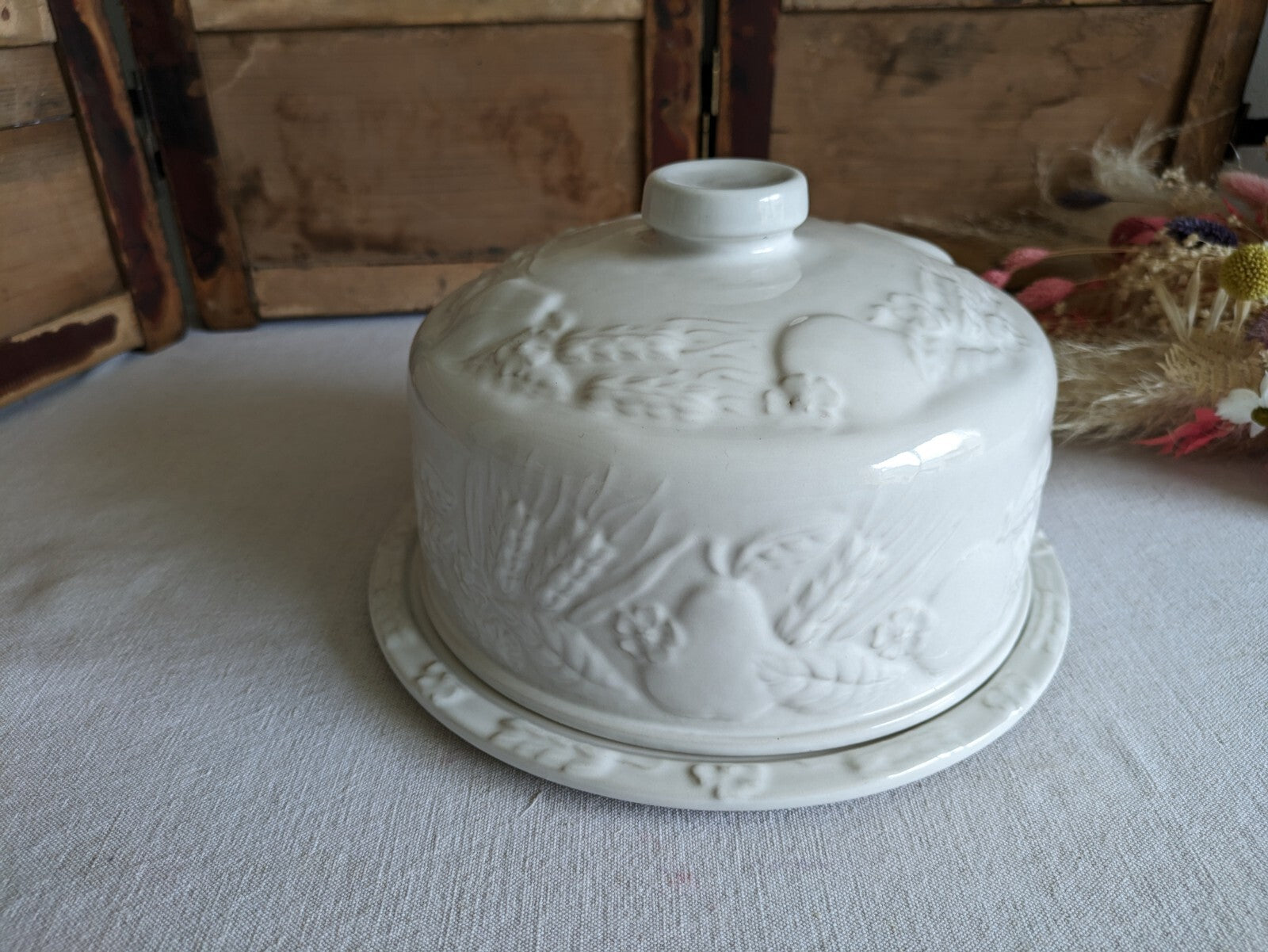 VTG XL White Embossed Harvest Fruit Ceramic Cheese Cake Dome Cloche Cover +Plate