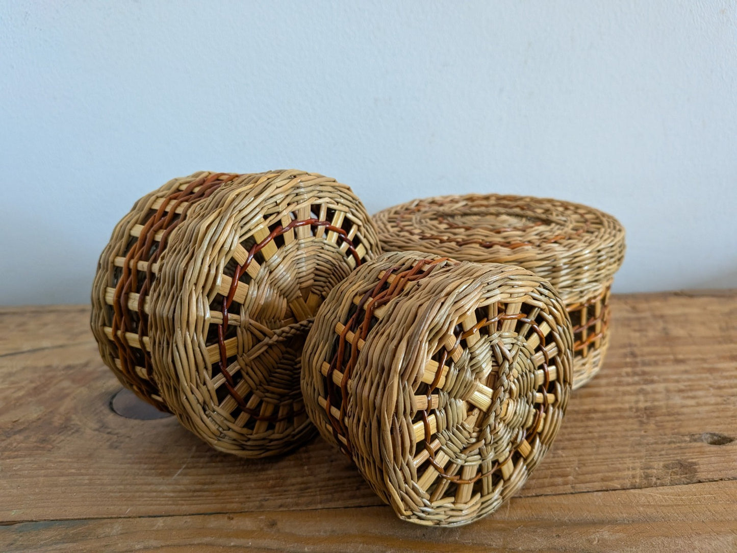 3x Round Woven BASKET Seagrass With Lid Trinket Sewing Storage Pots Rush Decor