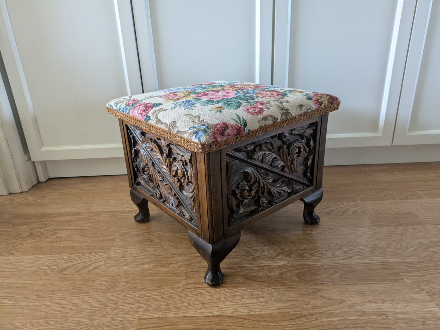 VTG ANTIQUE STYLE HEAVILY CARVED SEWING BOX STOOL SANDERSON UPHOLSTERED STORAGE