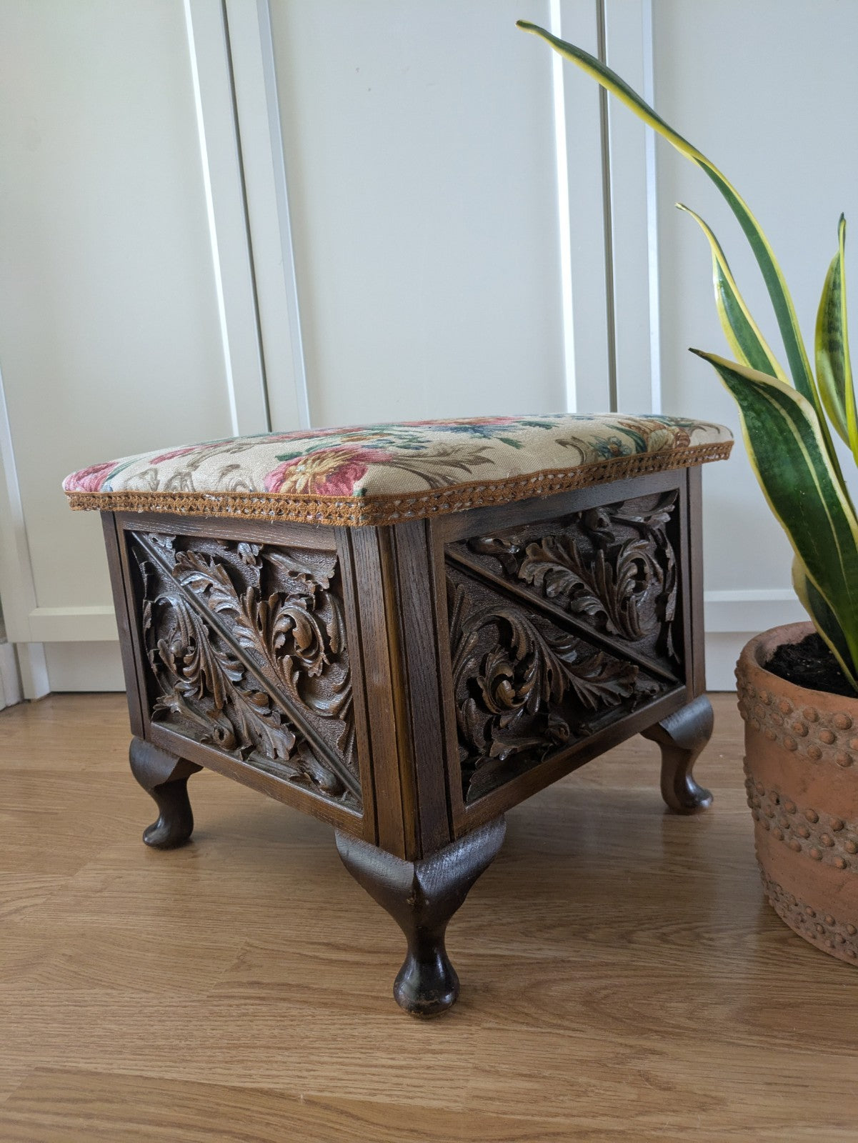 VTG ANTIQUE STYLE HEAVILY CARVED SEWING BOX STOOL SANDERSON UPHOLSTERED STORAGE