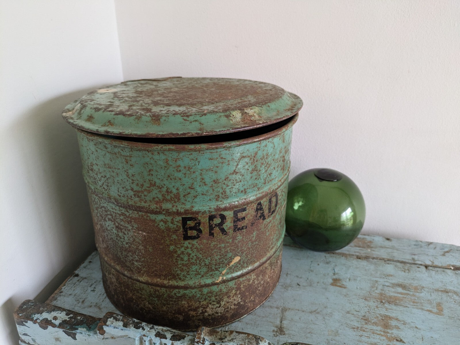 Vintage Pelican RETRO Enamelled Round Farm House Bread Bin Flip Lid Green Prop