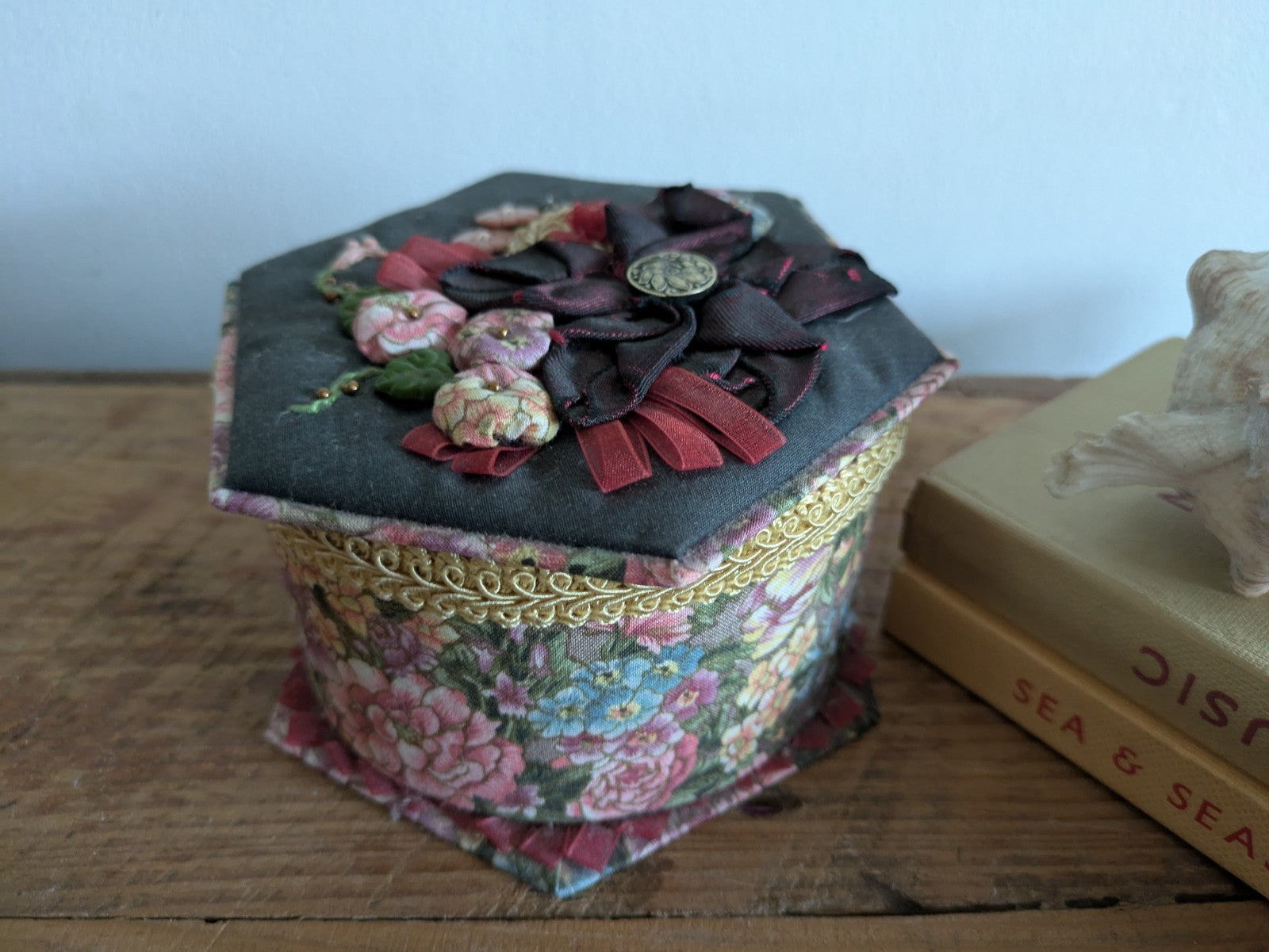 VTG Floral Fabric Covered Hexagonal Jewelry Storage Trinket Sewing Box w/Lid Vgc