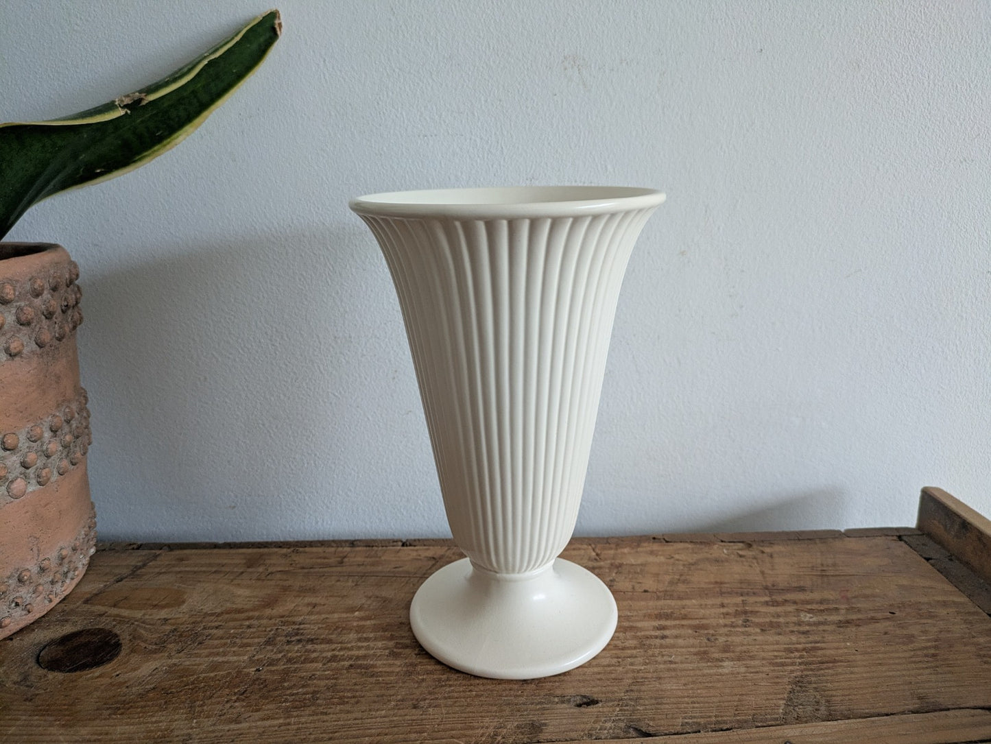 Vtg WEDGEWOOD Etruria & Barlaston Vase Ivory England Trumpet Fluted Ribbed Large